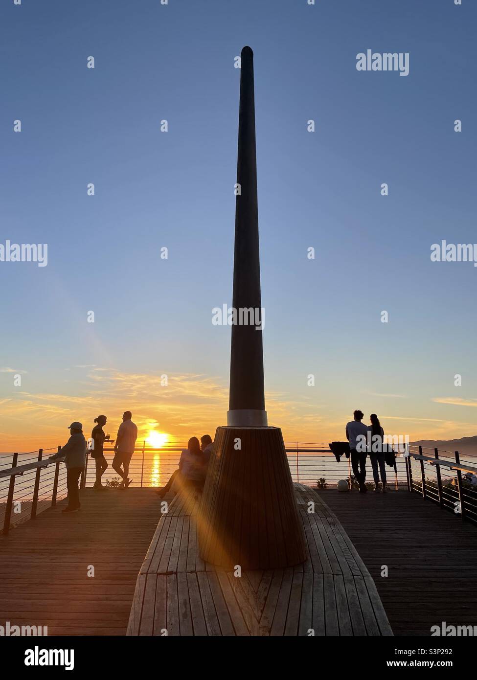 Les gens regardent le coucher du soleil à Santa Monica - Image de stock capturée avec un smartphone