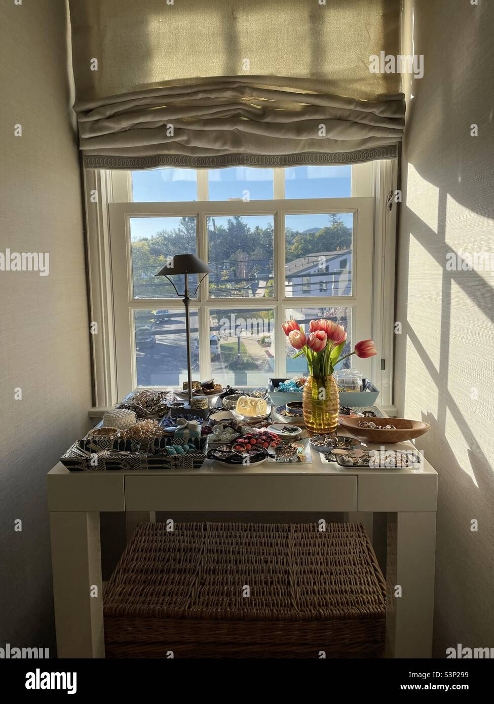 Table à bijoux avec fleurs et fenêtre Banque D'Images