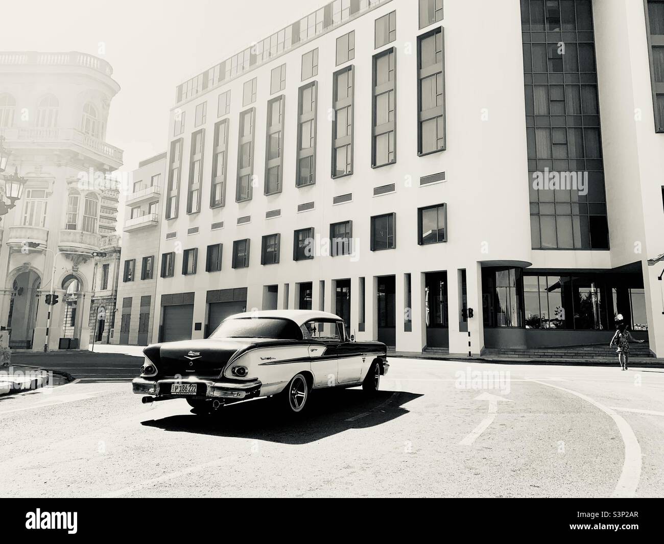 Vieille voiture en face de l'hôtel moderne «Paseo del Prado» dans la vieille Havane, la Havane, Cuba. Noir et blanc. - Image de stock capturée avec un smartphone