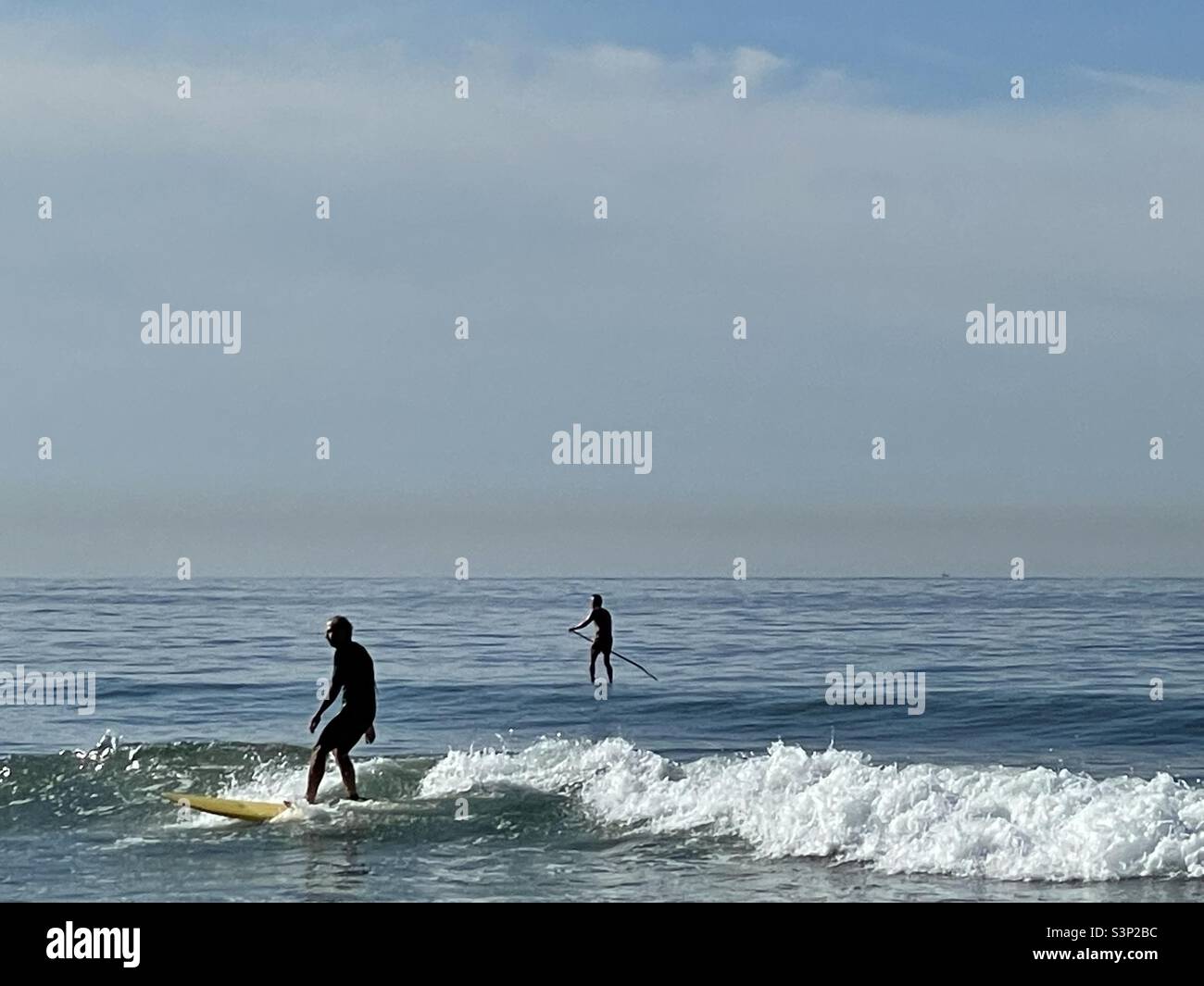 Surfeur et pédalo sur une petite vague - Image de stock capturée avec un smartphone