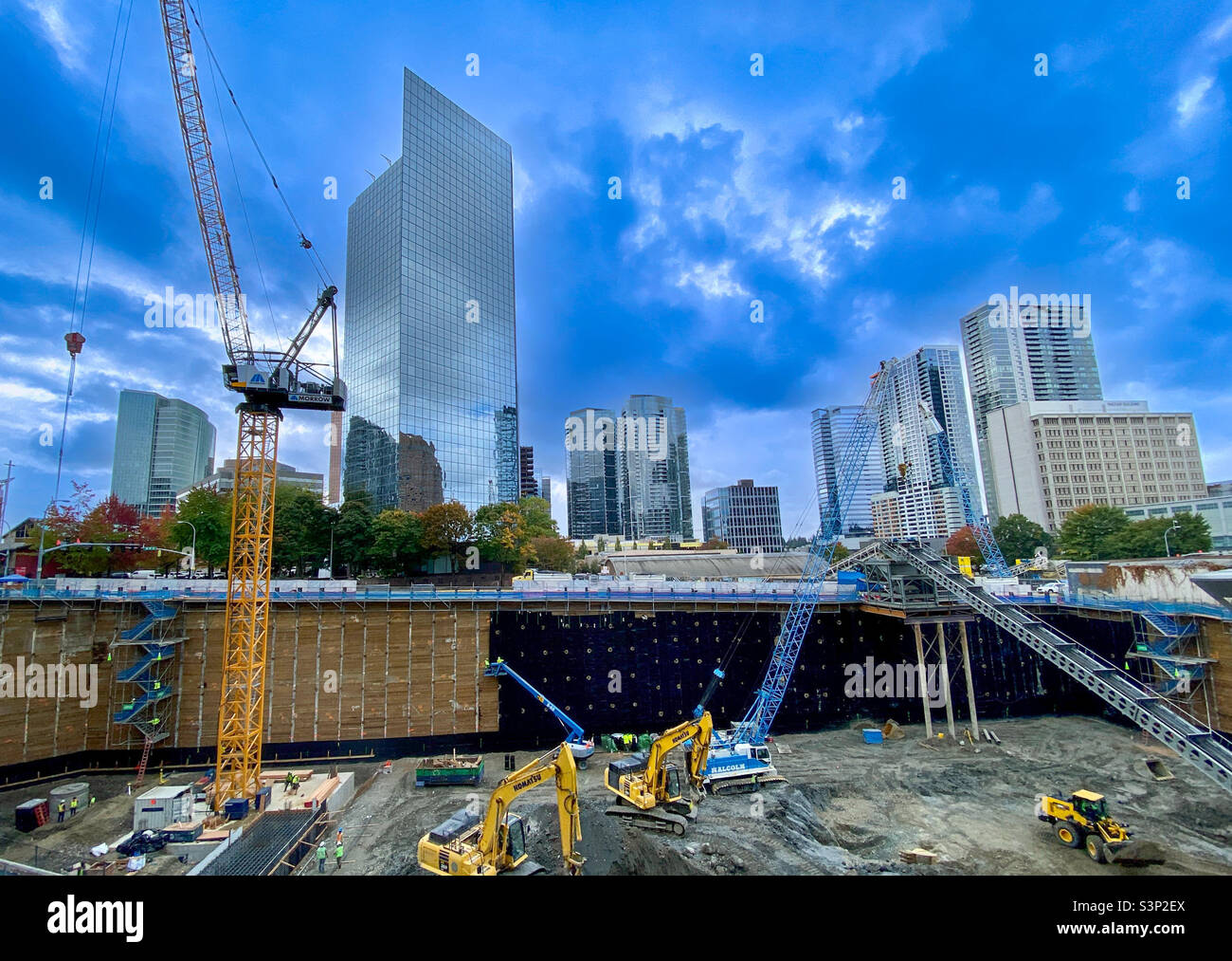 Site de construction de « The Eight », une tour de bureaux de 25 étages prévue au cœur du centre-ville de Bellevue, Washington, un pôle technologique en pleine croissance à quelques kilomètres à l’est de seattle et une base pour le quartier général mondial d’Amazon - Image de stock capturée avec un smartphone