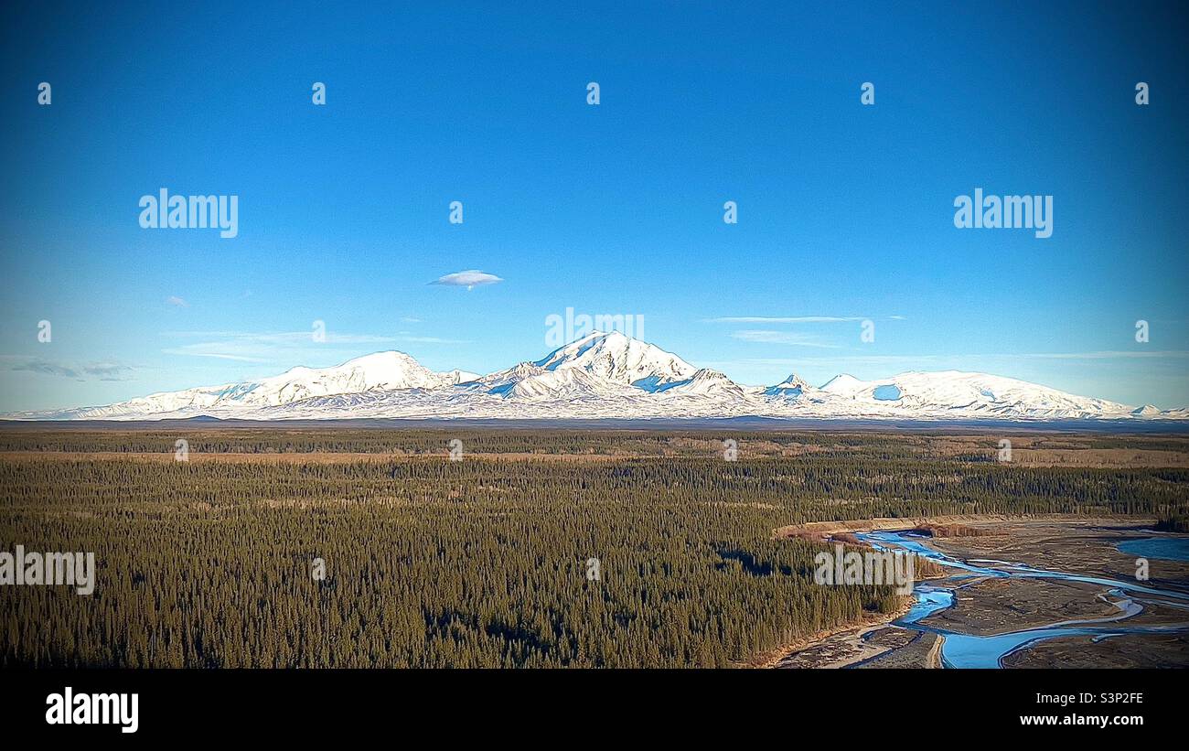 Le mont Drum est couvert de neige et de la vallée de la rivière Copper, près de Glennallen, en Alaska. Banque D'Images