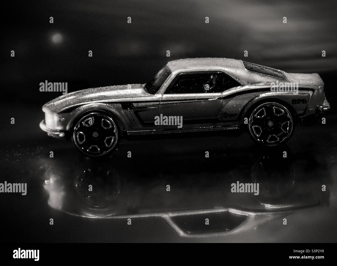 Gros plan noir et blanc d'une voiture-jouet - Image de stock capturée avec un smartphone