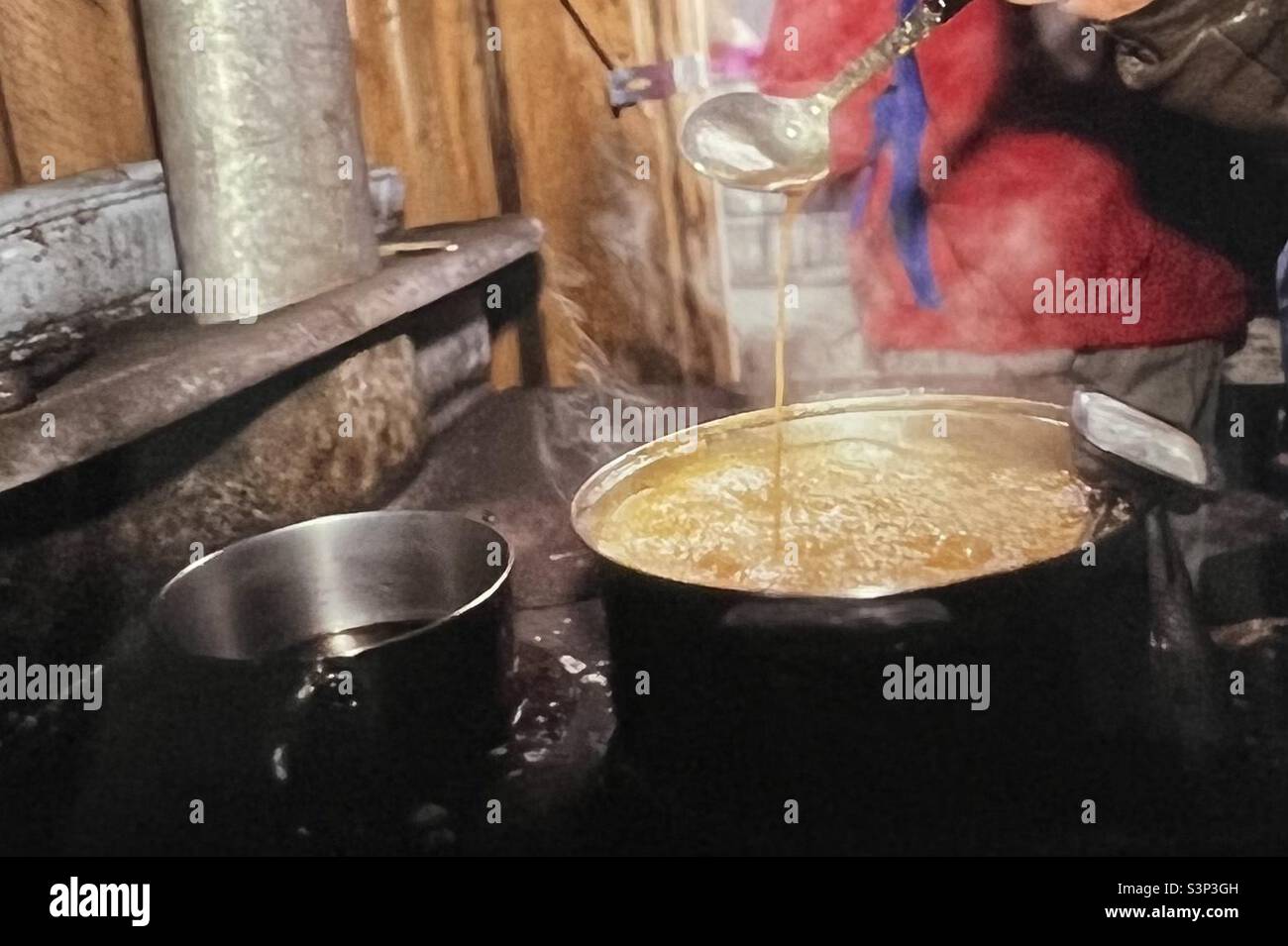 Sugaring d'érable faisant bouillir la sève pour faire du sirop d'érable Banque D'Images