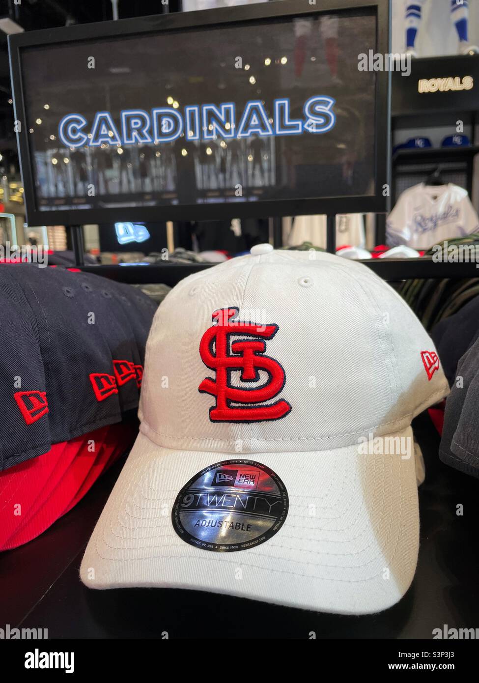 Marchandise officielle de marque St. Louis au magasin de détail de la ligue de baseball principale sur la sixième Avenue, 2022, New York City, États-Unis - Image de stock capturée avec un smartphone