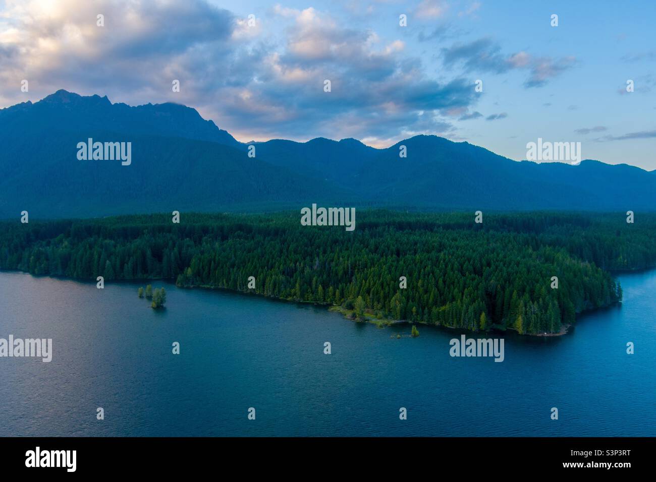 Coucher de soleil sur le lac Cushman Banque D'Images