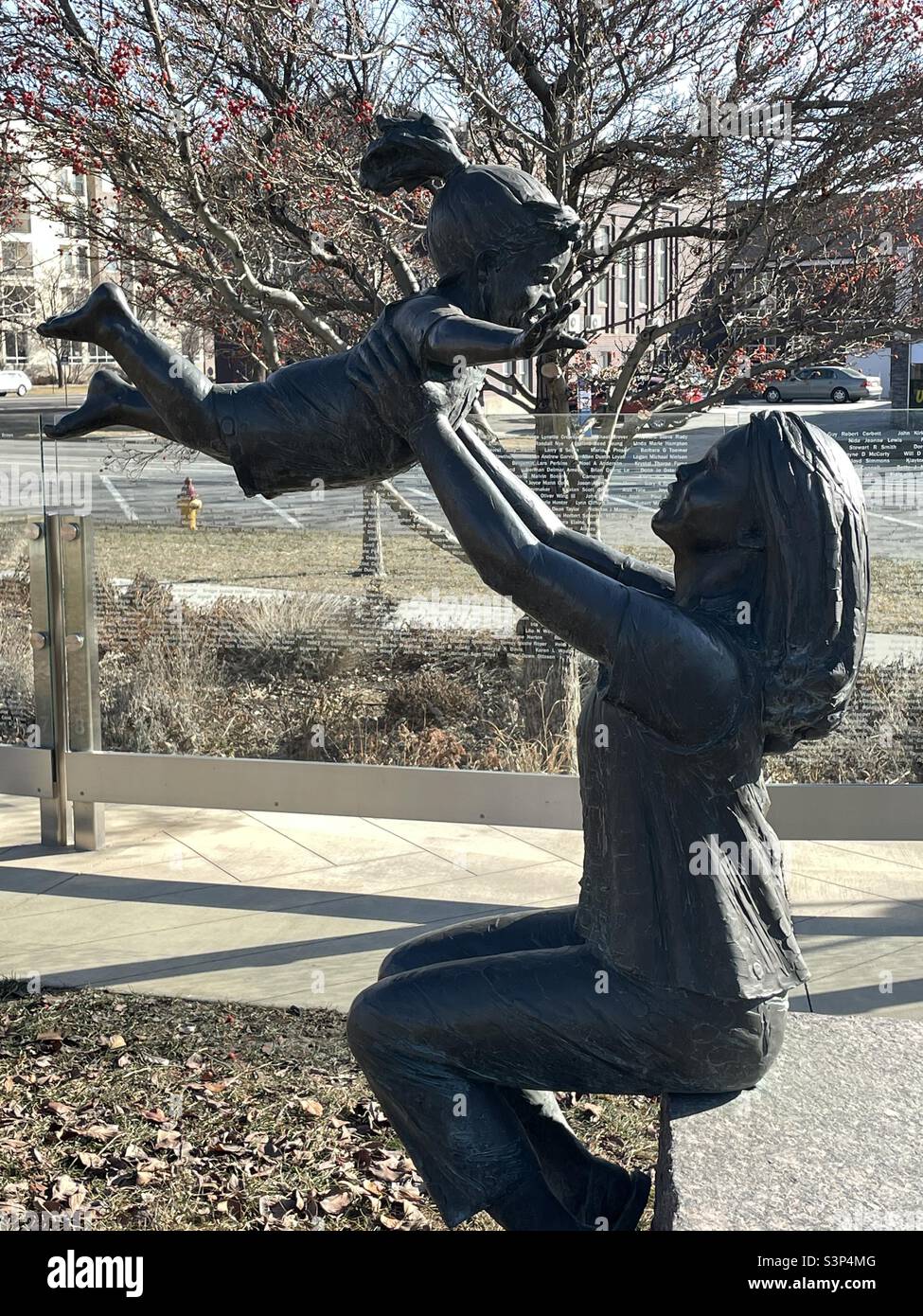 Un petit parc municipal près du centre-ville de Salt Lake City, Utah, États-Unis. Parmi les jardins se trouvent des sculptures attachantes d'enfants, "jouant" dans le parc, en dantant le petit parc avec des joies d'enfance et de l'enthousiasme. Banque D'Images