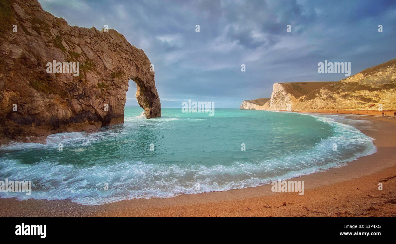 Une vue emblématique de la côte jurassique dans le sud de l'Angleterre. Durdle Door est une arche de calcaire créée sur des milliers d'années et visitée par des dizaines de milliers de personnes chaque année. Photo ©️ COLIN HOSKINS. - Image de stock capturée avec un smartphone
