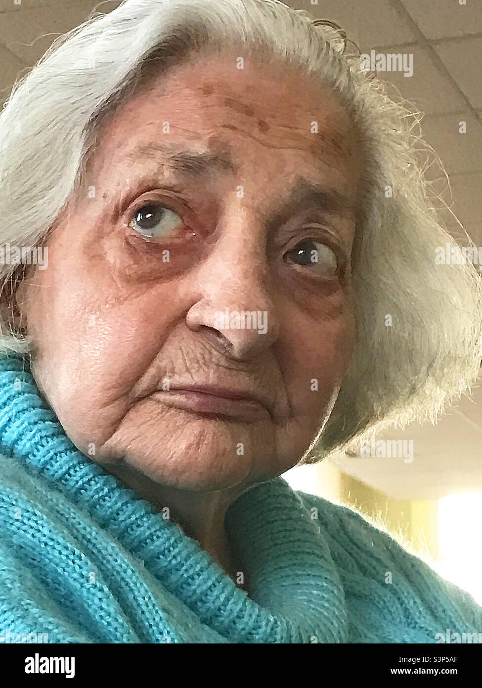 Vieille dame. Voir de très près. - Image de stock capturée avec un smartphone