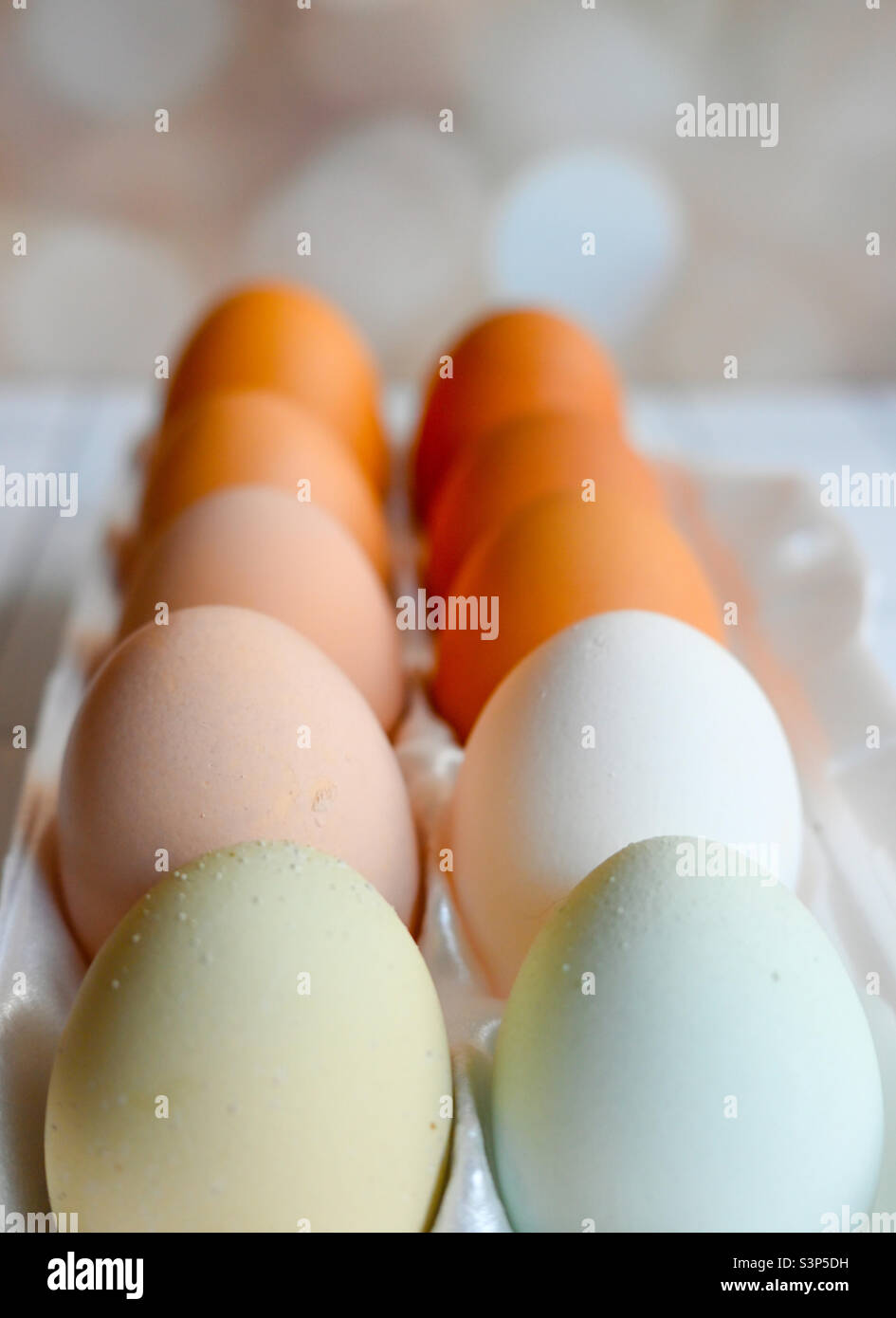 Œufs pastel frais sans cage en carton, profondeur de champ - Image de stock capturée avec un smartphone