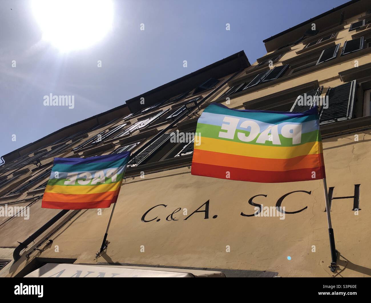 21.03.2022 drapeau LGBT avec le mot PAIX en italien à Florence Italie Banque D'Images