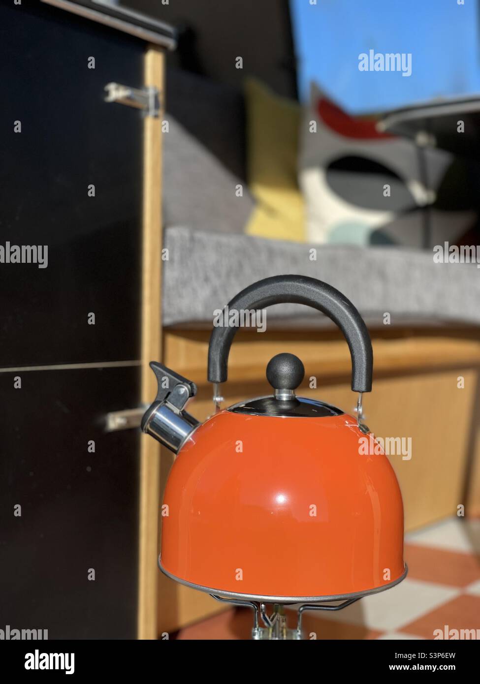 Tasse de thé, intérieur de la fourgonnette de camping VW Banque D'Images