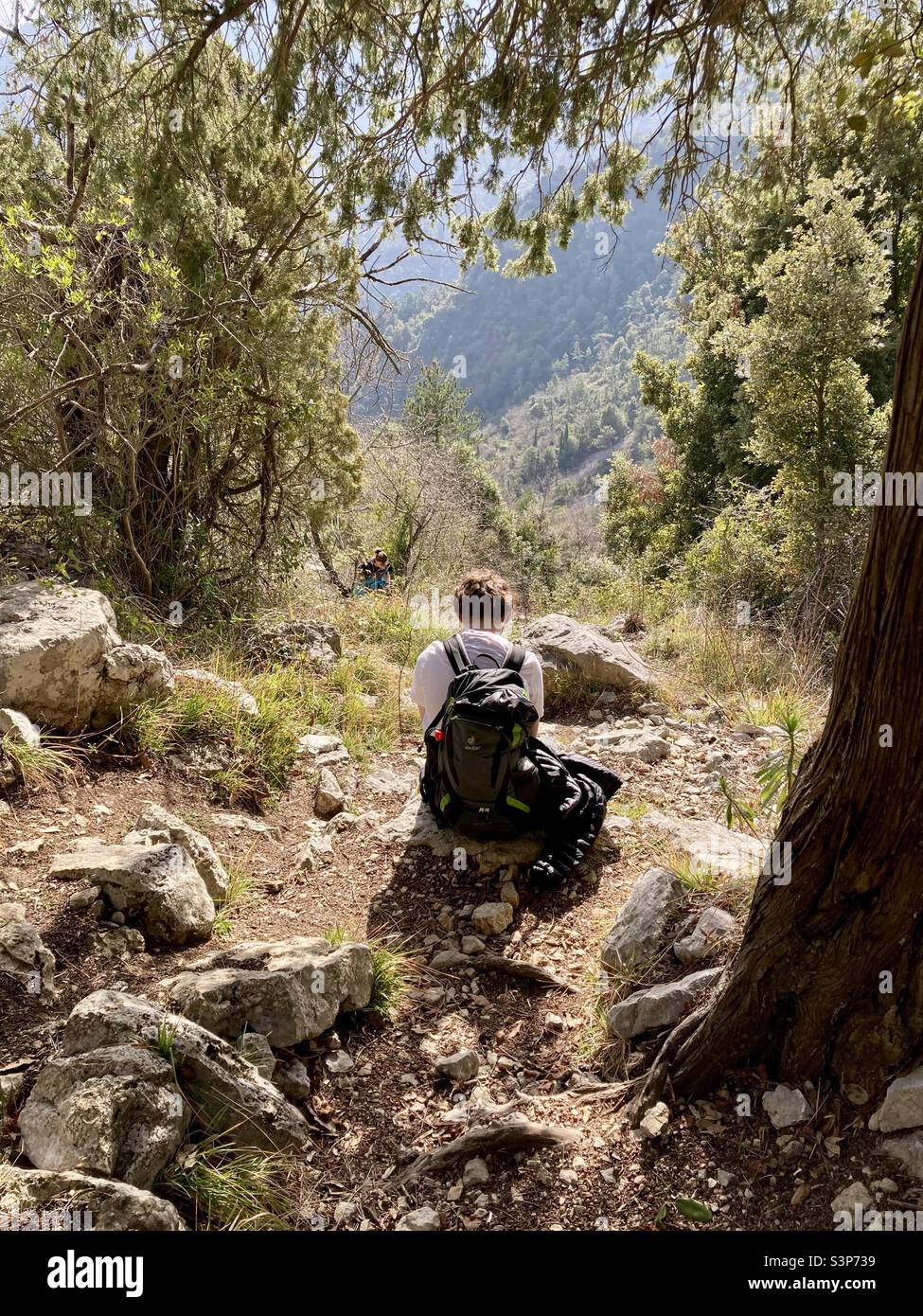 Faire une pause sur notre randonnée jusqu'à Saint Agnes depuis Gorbio dans les Alpes françaises. Magnifique paysage par une journée de printemps fraîche. Banque D'Images