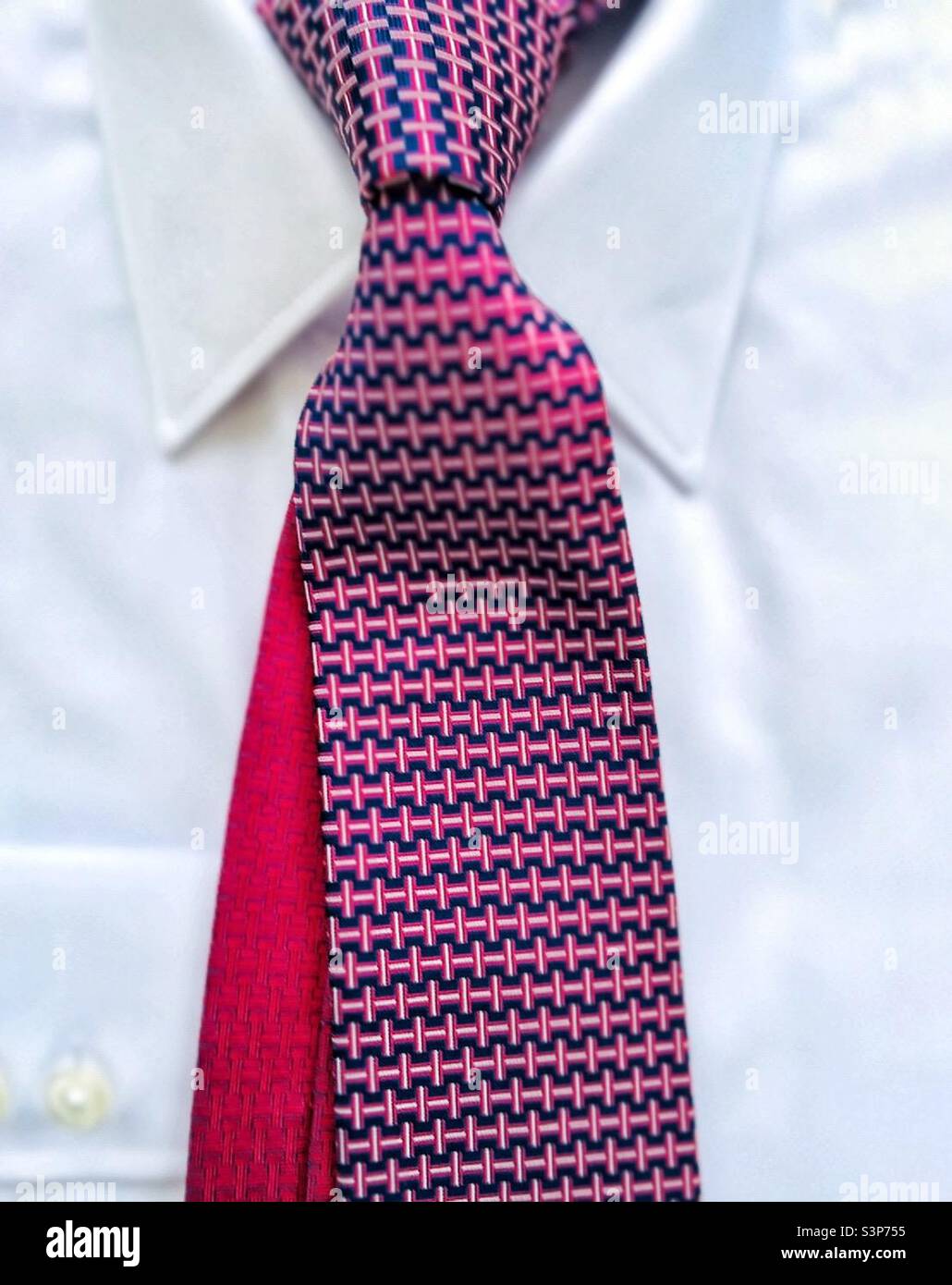 Une cravate en soie Hermès nouée avec une chemise blanche. Banque D'Images