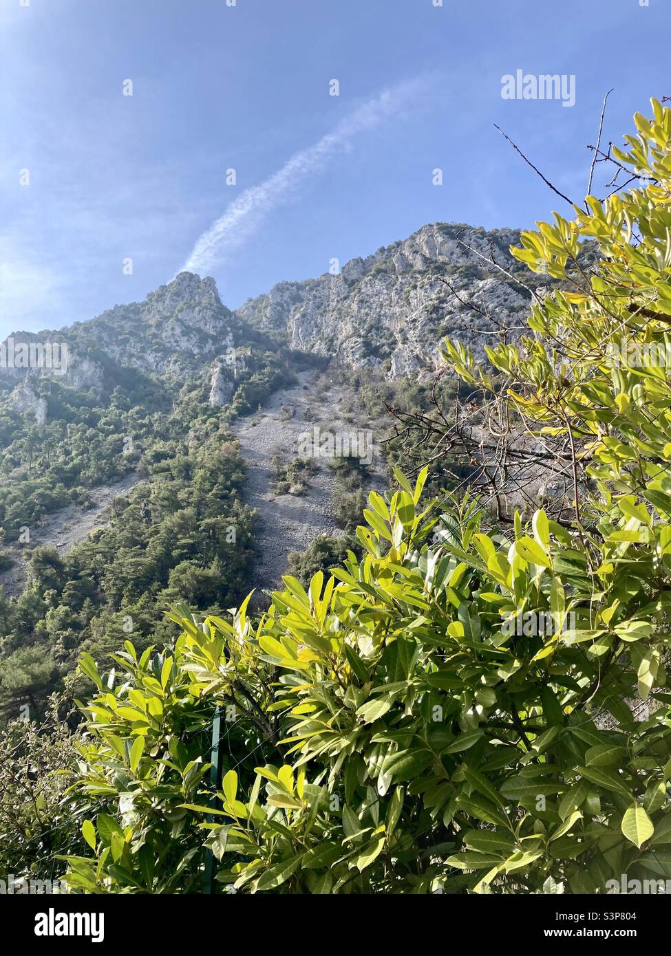 Chemin vers le haut dans les Alpes françaises à trouver notre chemin vers Saint Agnes. Banque D'Images