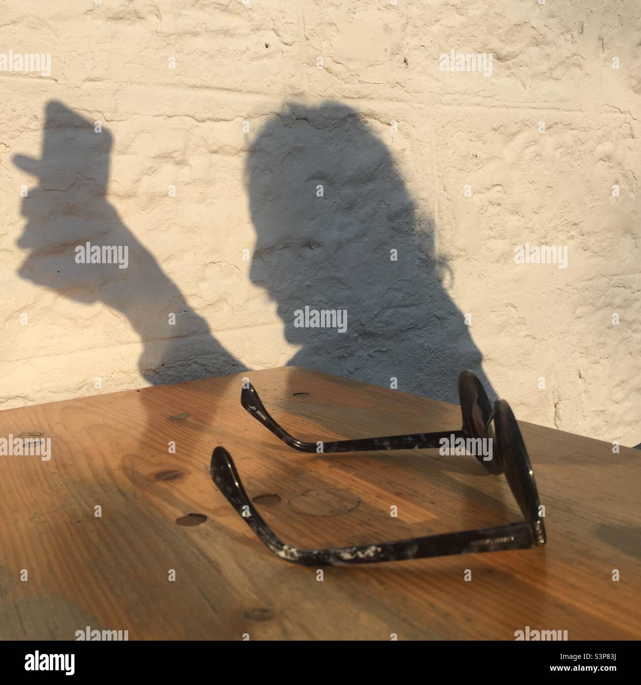 Lunettes de soleil et silhouette de femme avec téléphone Banque D'Images