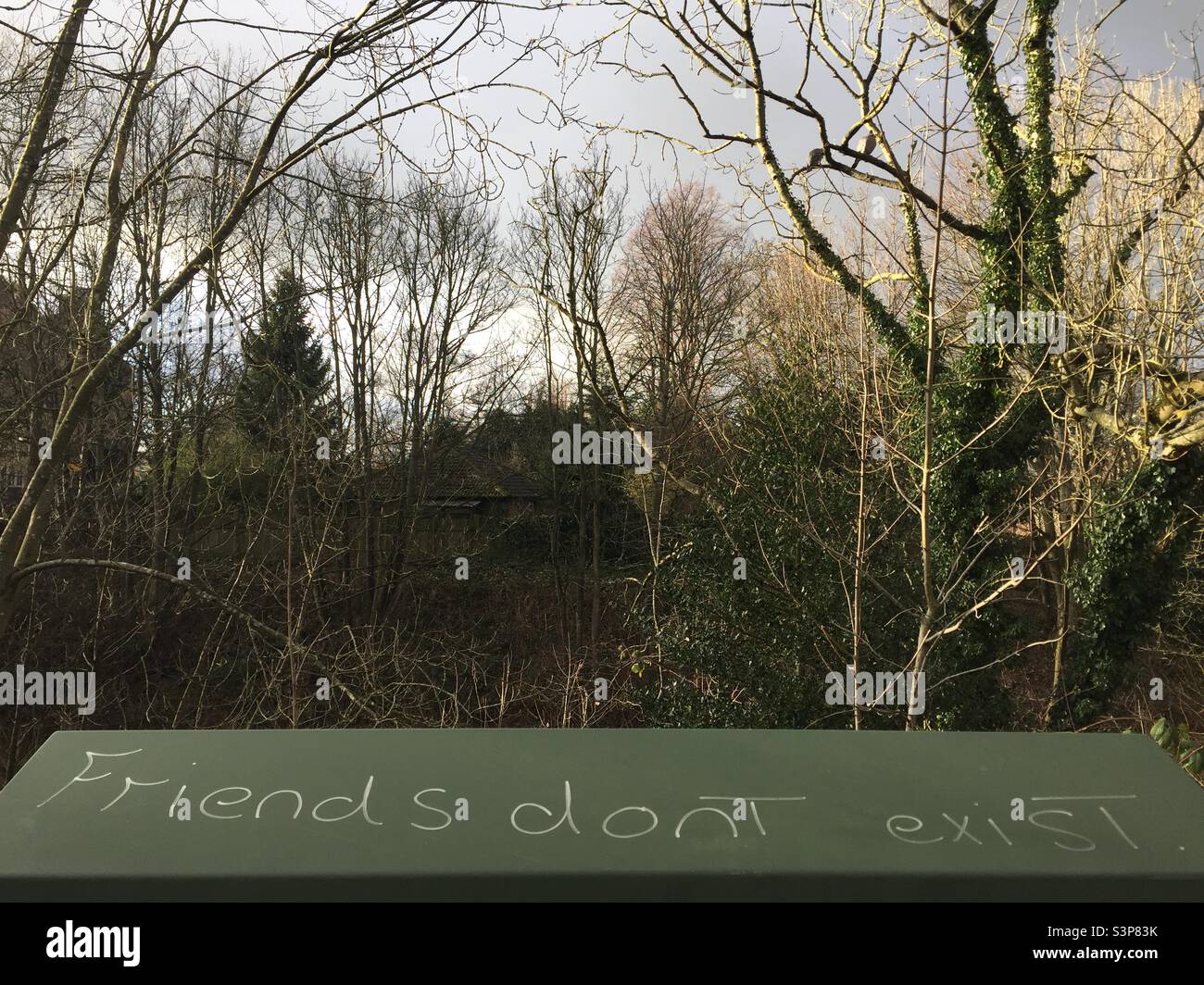 Les amis n’existent pas de graffiti - Image de stock capturée avec un smartphone