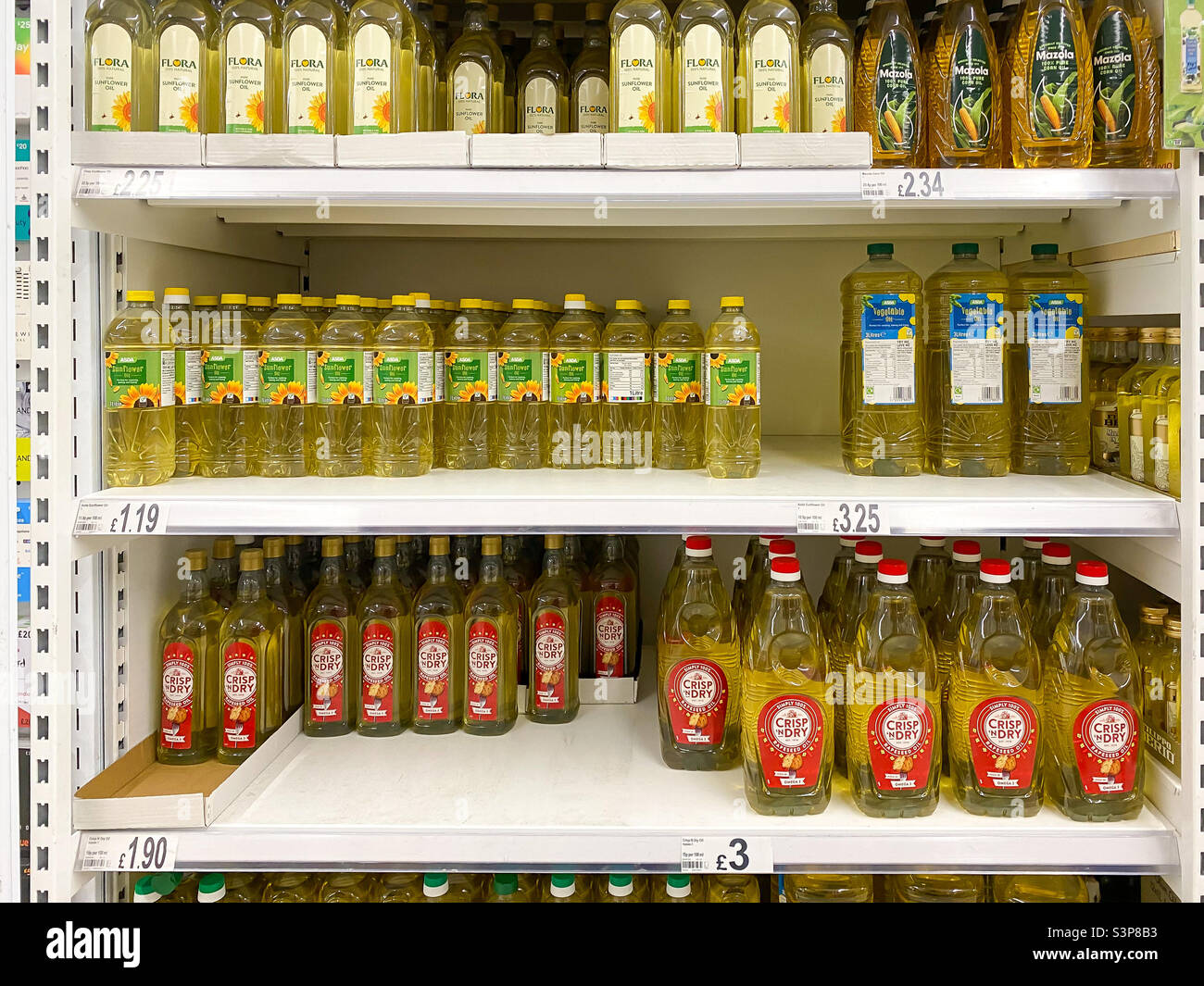 Bouteilles d'huile de cuisson sur les étagères du supermarché. - Image de stock capturée avec un smartphone