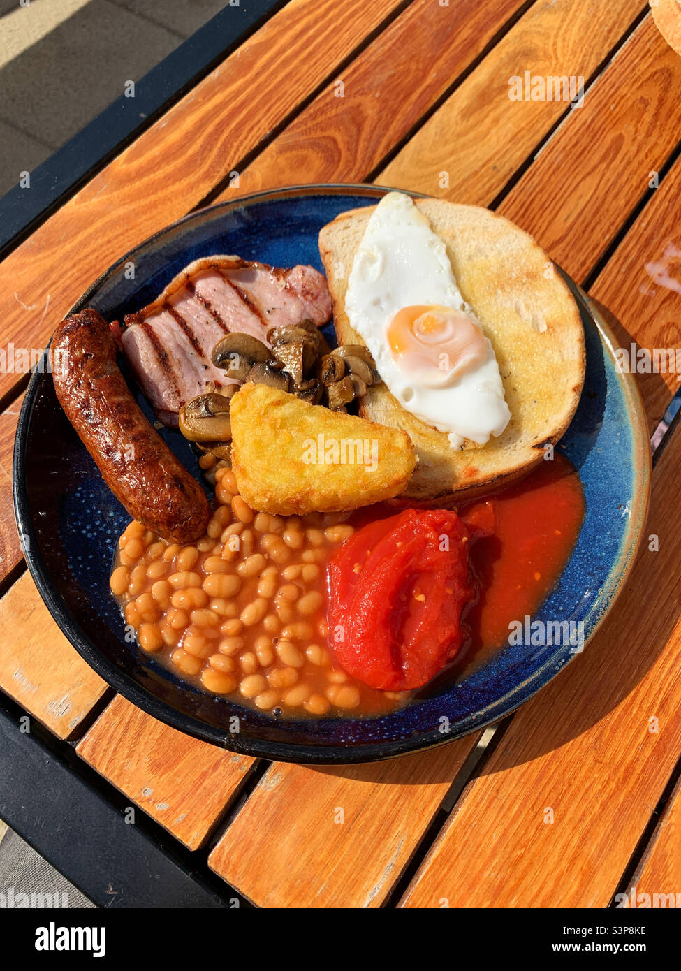 Petit-déjeuner anglais avec œuf frit, bacon, haricots, champignons, hash Brown, saucisses et tomates Banque D'Images
