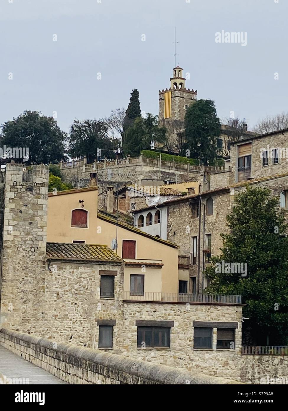 Besalú, Catalogne, Espagne. Le drapeau catalan suspendu d'une tour. 18 mars 2022. - Image de stock capturée avec un smartphone