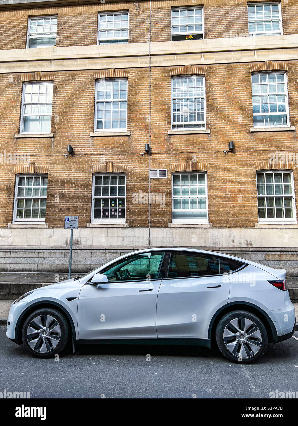 White Tesla modèle y véhicule entièrement électrique stationné dans la banlieue de Leeds West Yorkshire Angleterre Banque D'Images