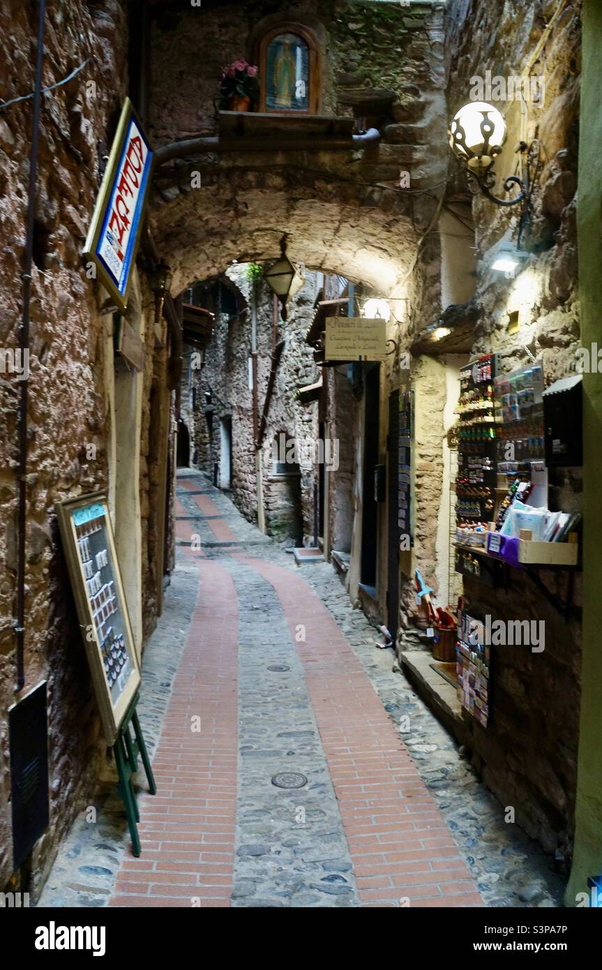En chemin à travers le village médiéval de Dolceacqua, en Italie Banque D'Images