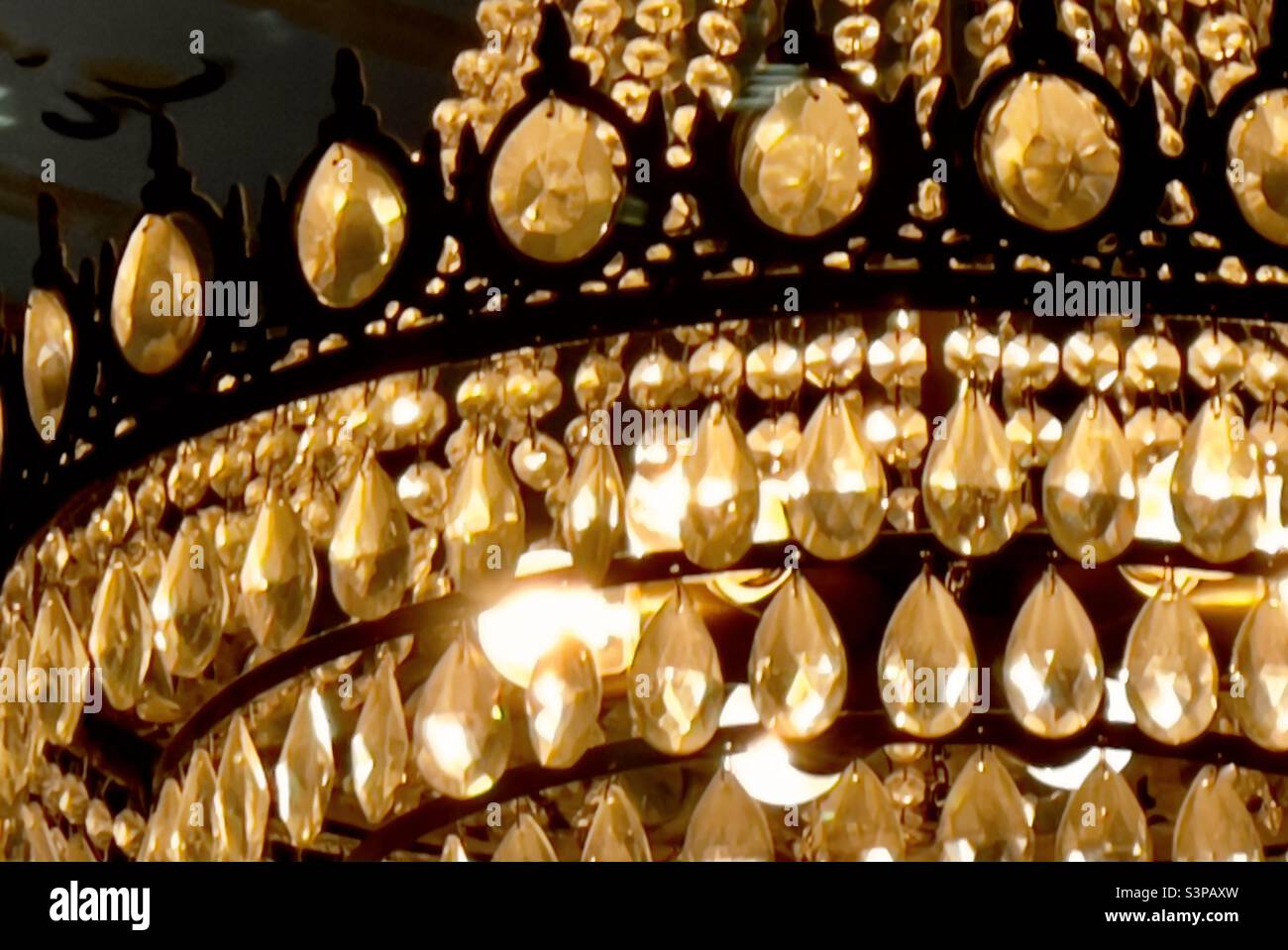 Un détail d'un lustre en verre découpé - Image de stock capturée avec un smartphone