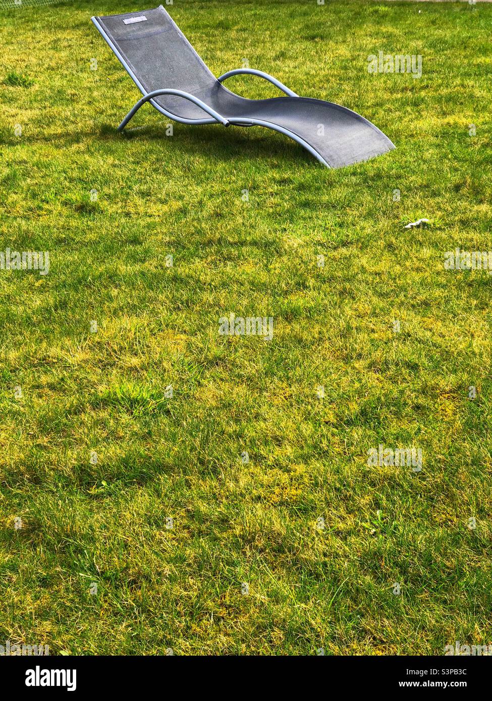 Chaise longue sur la pelouse du jardin - Image de stock capturée avec un smartphone