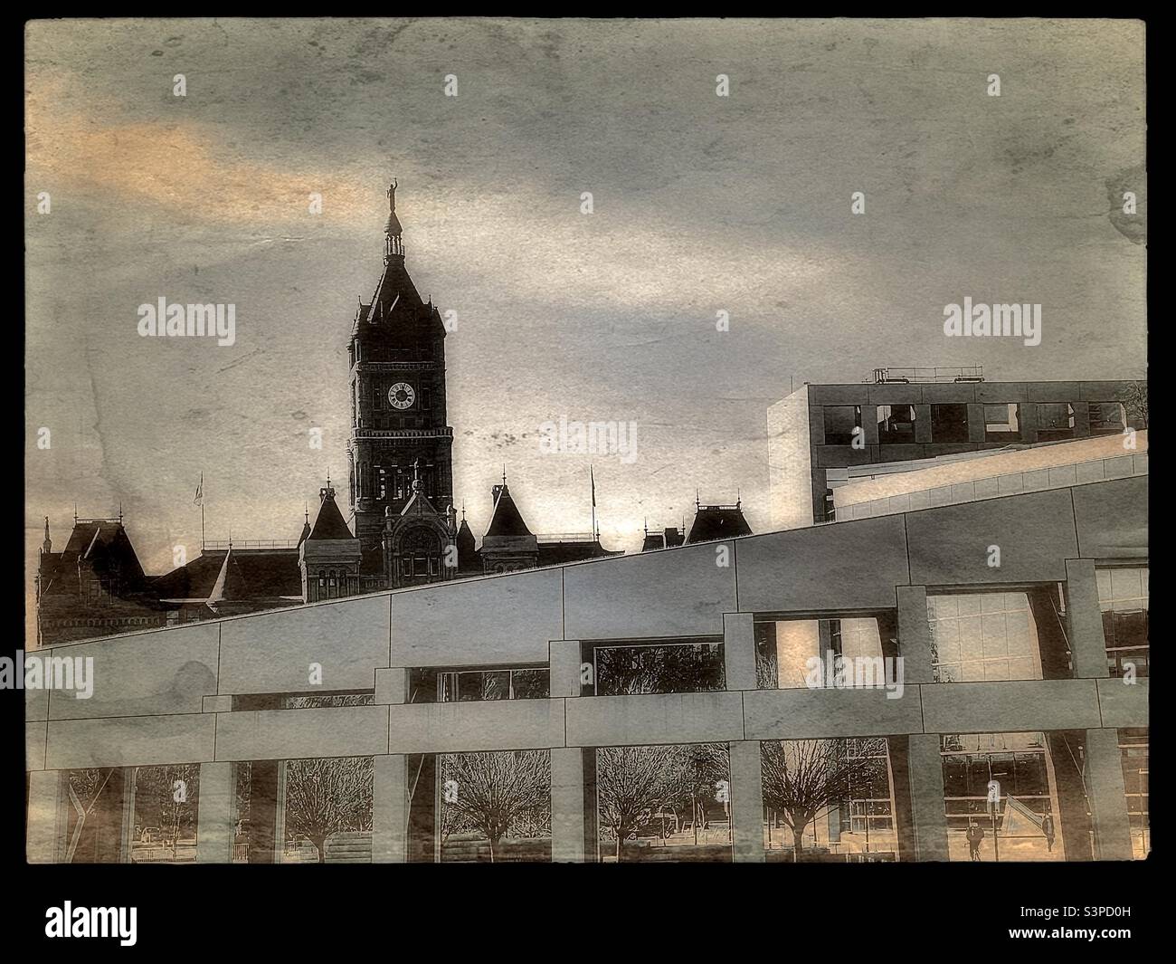 L'architecture moderne et ancienne est présentée ici, la bibliothèque publique moderne de Salt Lake City au premier plan et l'ancien bâtiment classique de la ville et du comté en arrière-plan, dans un style vintage. - Image de stock capturée avec un smartphone