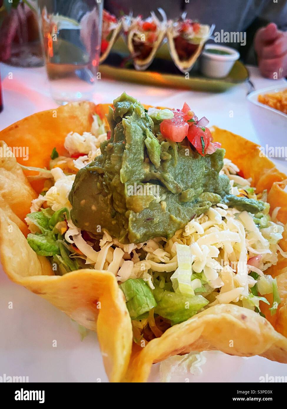 L'entrée la plus récente à El Rio Grande, un restaurant mexicain haut de gamme à New York City, est une salade de tacos, 2022, NYC, Etats-Unis - Image de stock capturée avec un smartphone