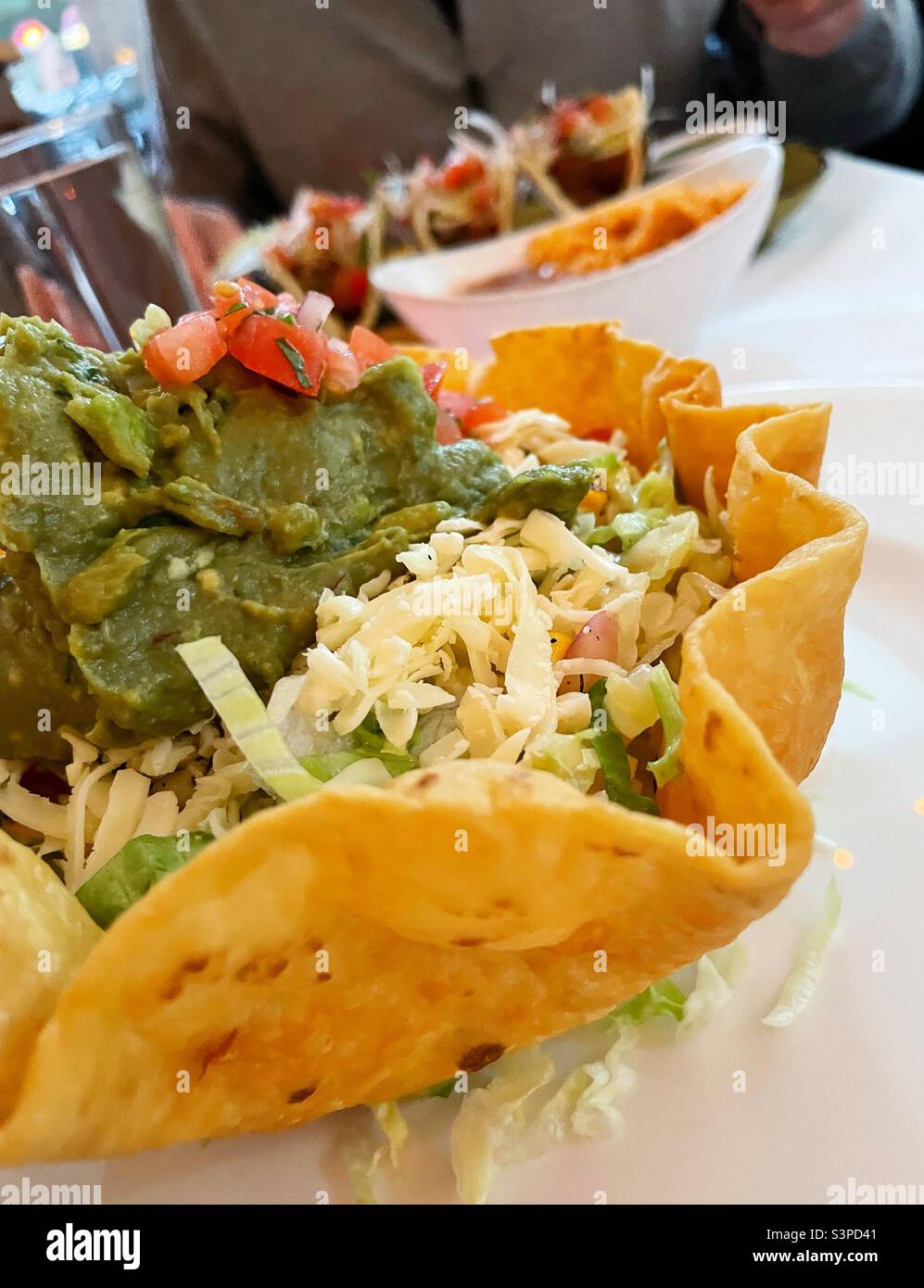 La salade de tacos entrée est une nouvelle addition au menu du restaurant mexicain haut de gamme à Murray Hill, El Rio Grande, New York City, États-Unis, 2022 - Image de stock capturée avec un smartphone