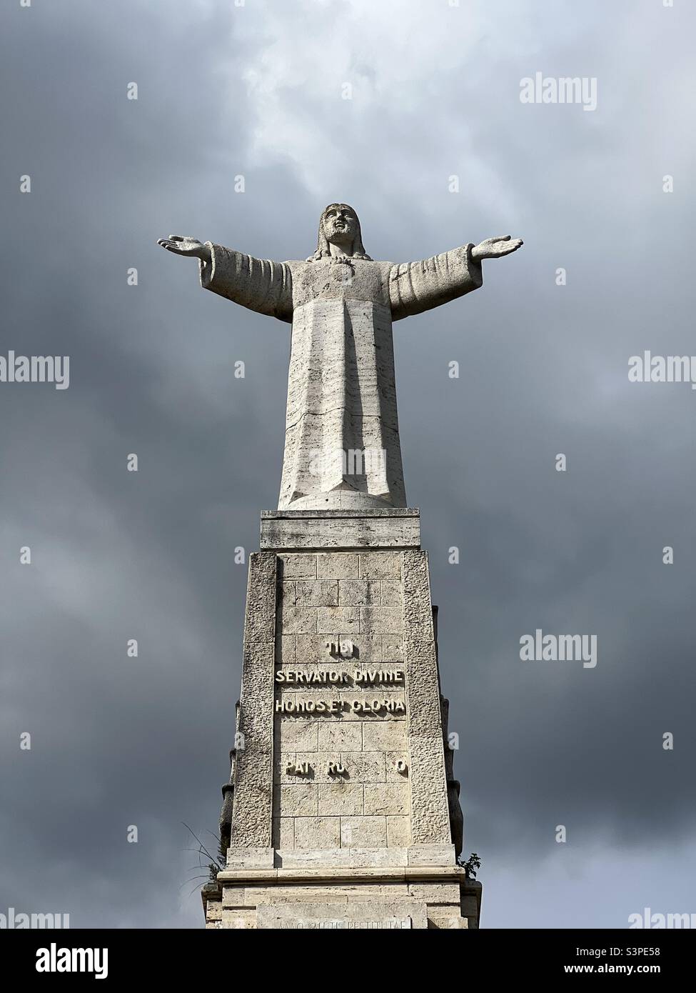 Christ Rédempteur ou le Sacré coeur de Jésus, sculpture d'Antonio Mancini en 1954, sur une colline d'Ascoli Piceno, région des Marches, Italie Banque D'Images