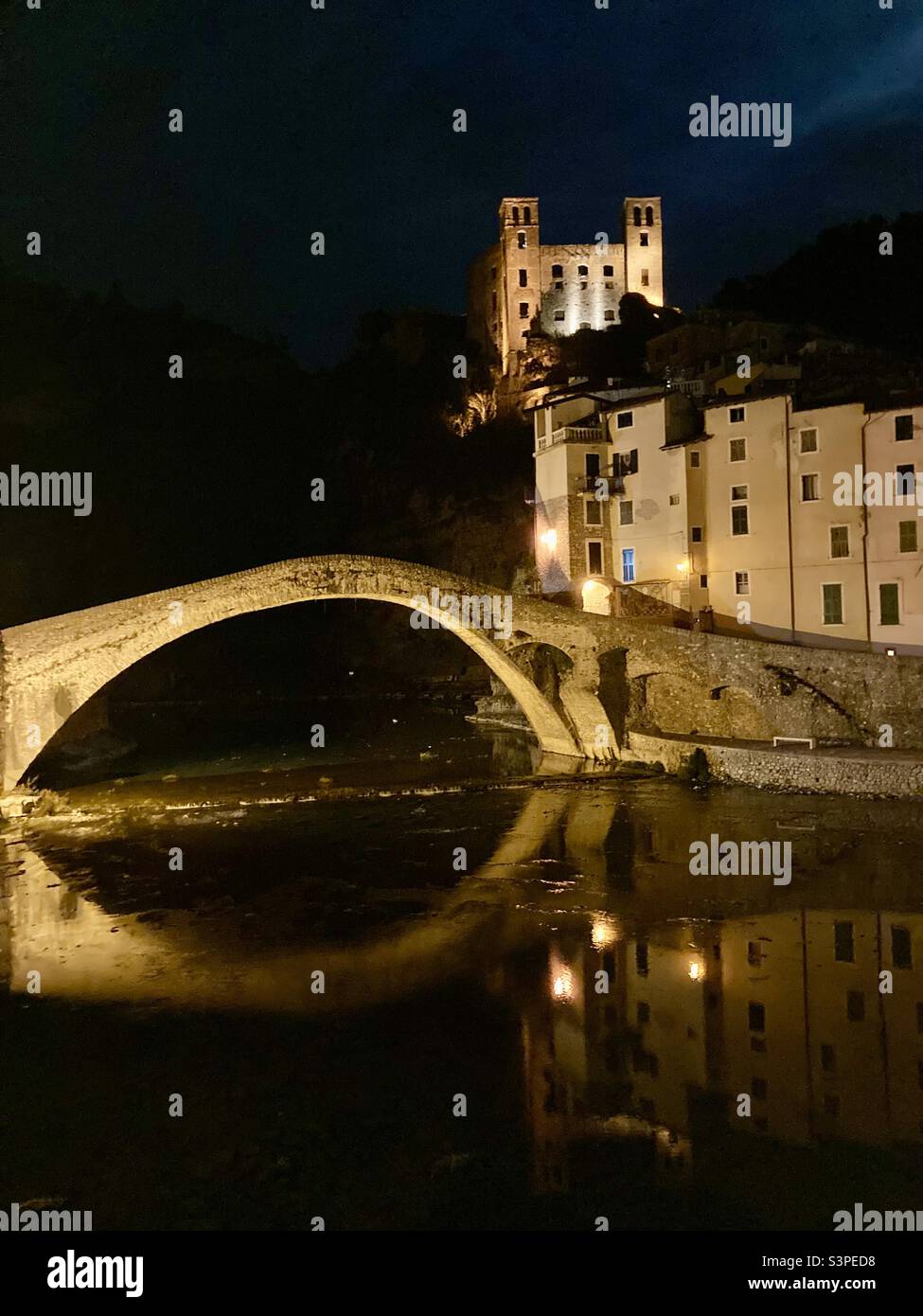Perspective nocturne du Ponte Vecchio, vieux pont, à Dolceacqua, Italie. Banque D'Images