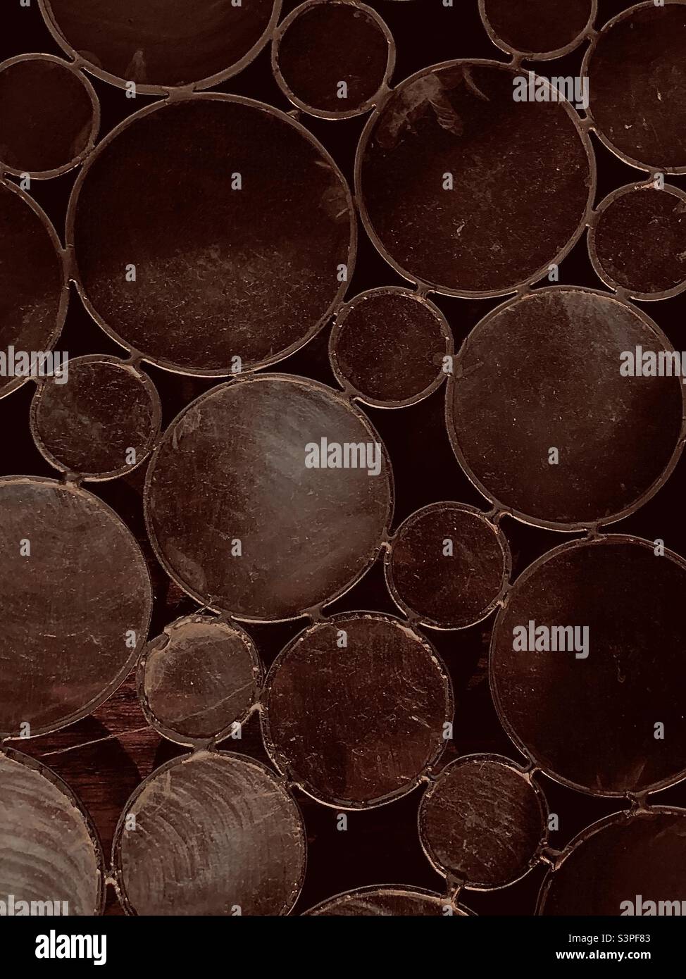 Cercles sombres - Image de stock capturée avec un smartphone