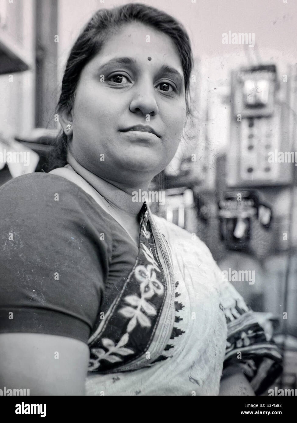 Femme portant Sari dans une boutique londonienne Banque D'Images