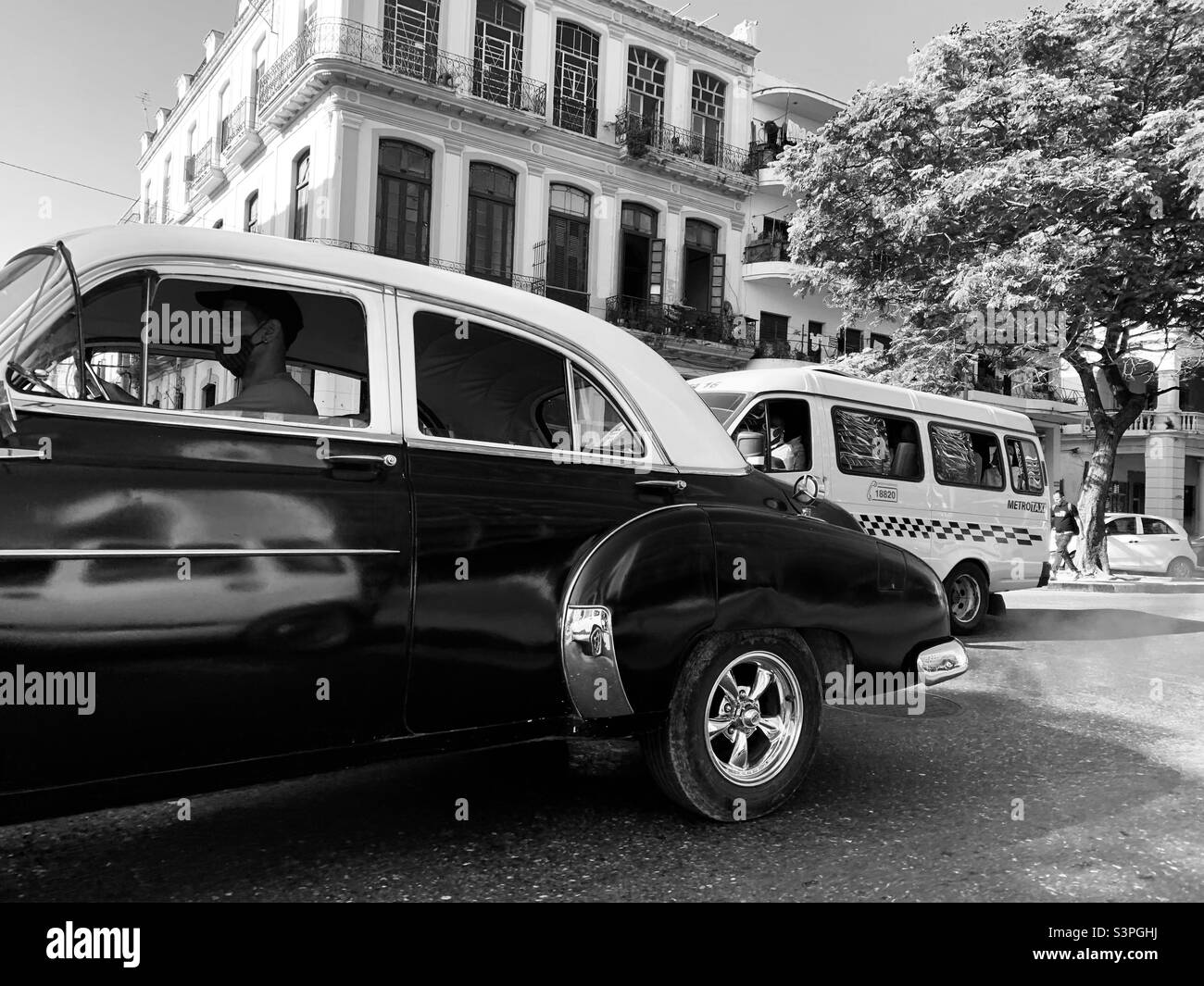 Voiture américaine classique et petit bus dans la circulation à la Havane, Cuba. Transport. Banque D'Images