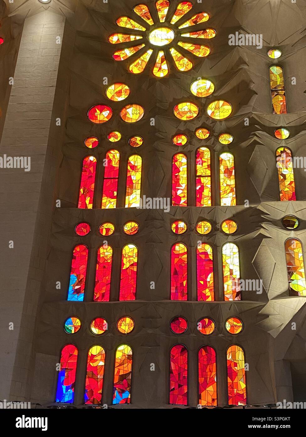 Vitraux représentant le coucher du soleil à Basílica de la Sagrada Família, Barcelone, Catalunya, Espagne, Europe. Mars 2022. - Image de stock capturée avec un smartphone