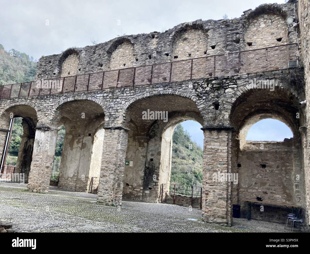 Une section des ruines du Castillo dei Doria à Dolceacqua, Italie. Banque D'Images