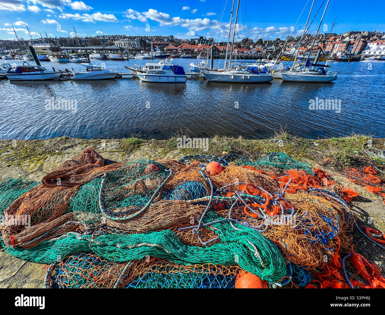 Filets de pêche sur le quai de Whitby, sur le port Banque D'Images