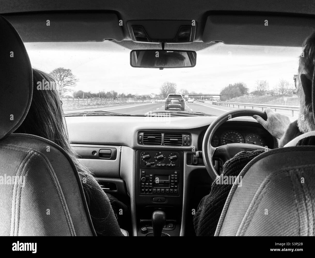 Conduite le long d'une autoroute vue du point de vue d'un passager à l'arrière. - Image de stock capturée avec un smartphone