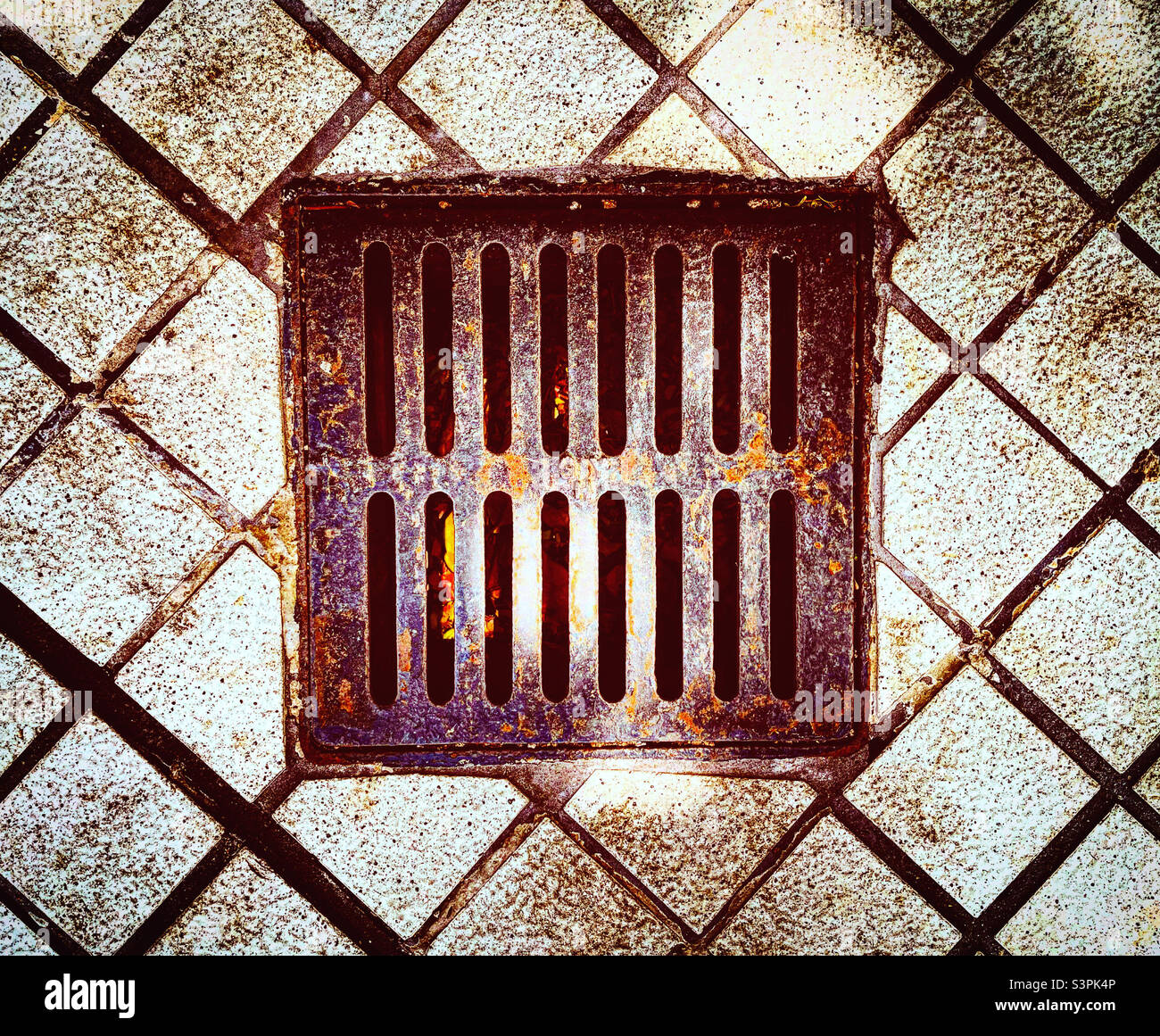 vue de dessus de la grille métallique rouillée d'un drain sur le pavillon dans la rue Banque D'Images