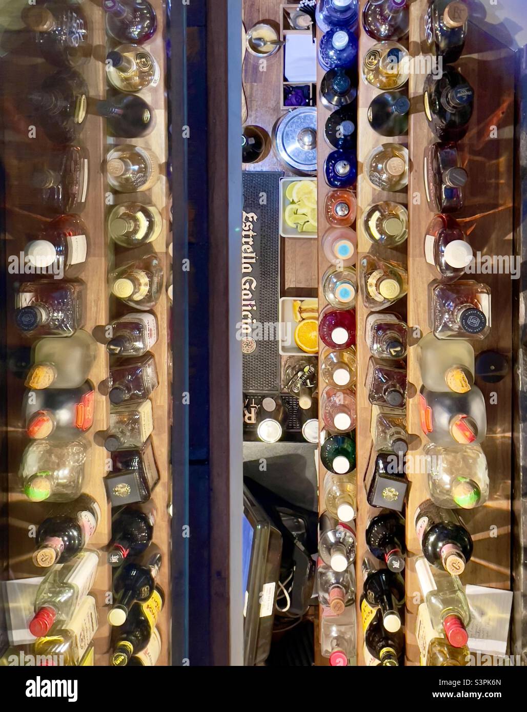 Vue verticale sur le bar dans un restaurant de Worcester Banque D'Images