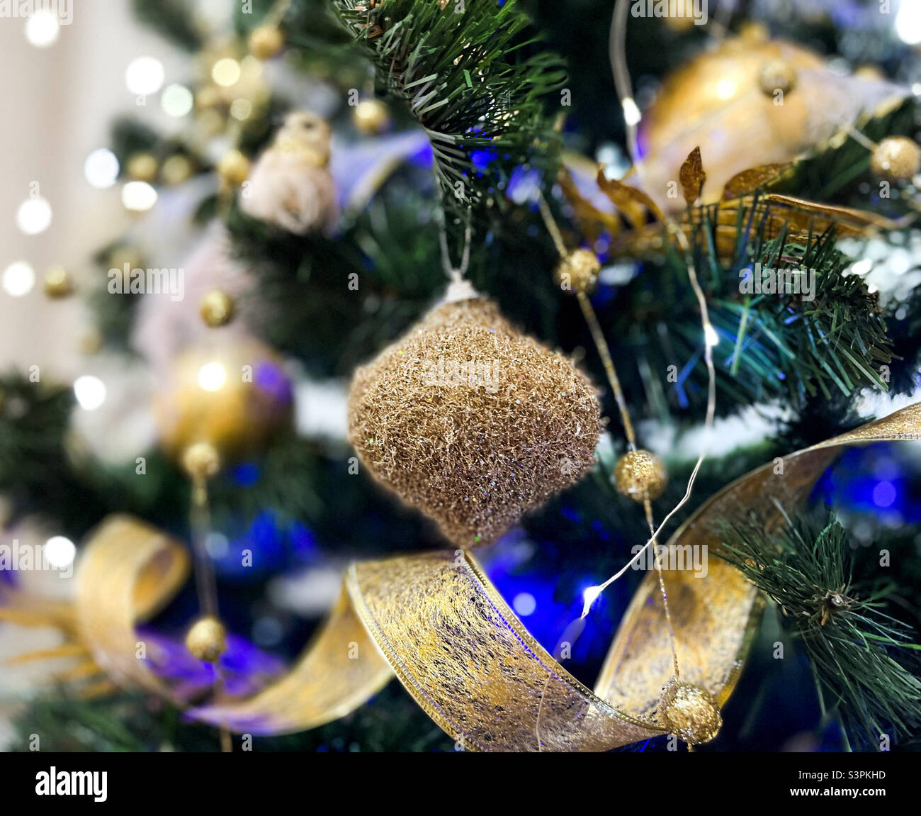 Jouet de Noël pour l'arbre de Noël sous forme de boule dorée Banque D'Images
