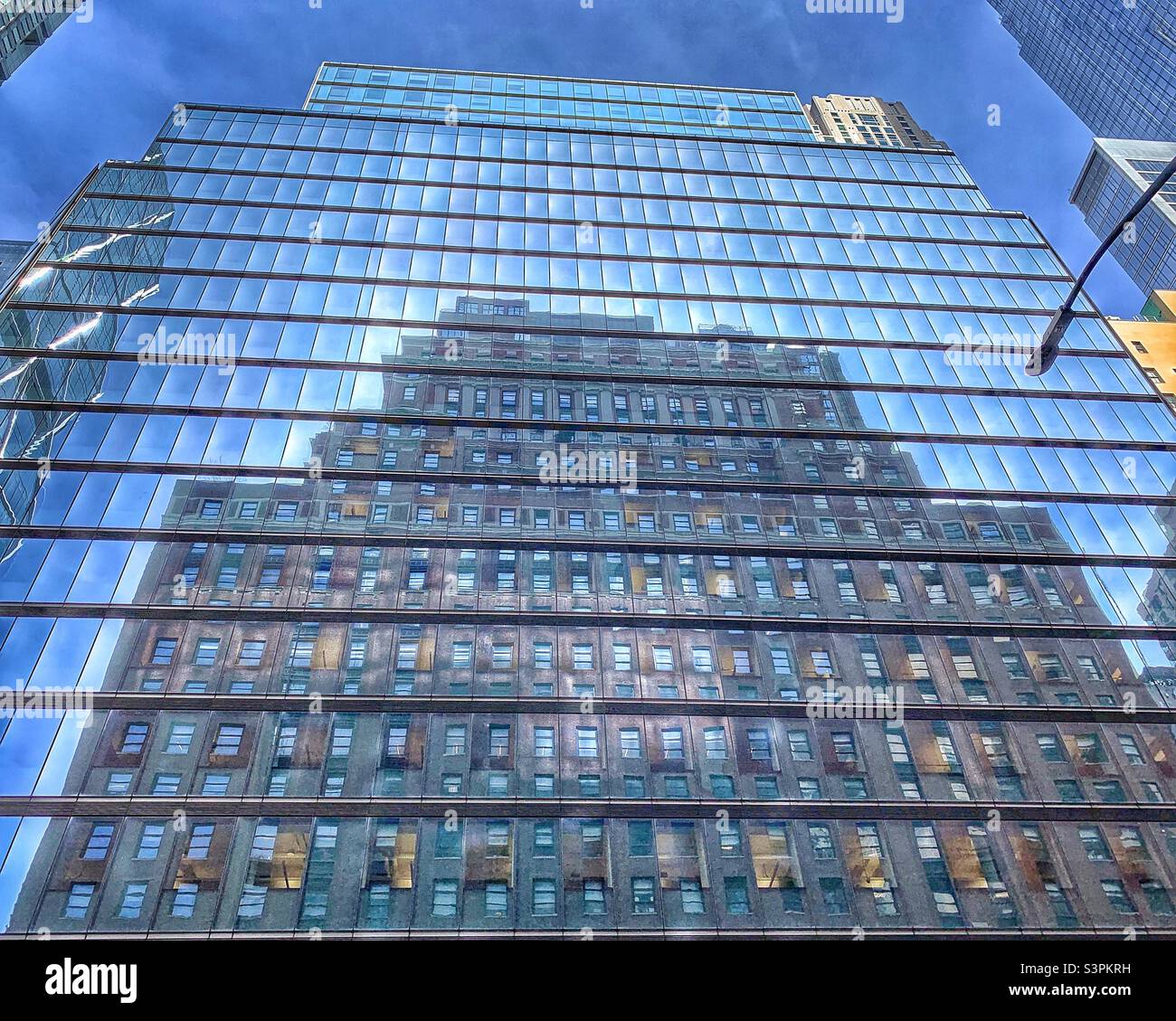 Les structures du bâtiment et les réflexions du bâtiment - Image de stock capturée avec un smartphone