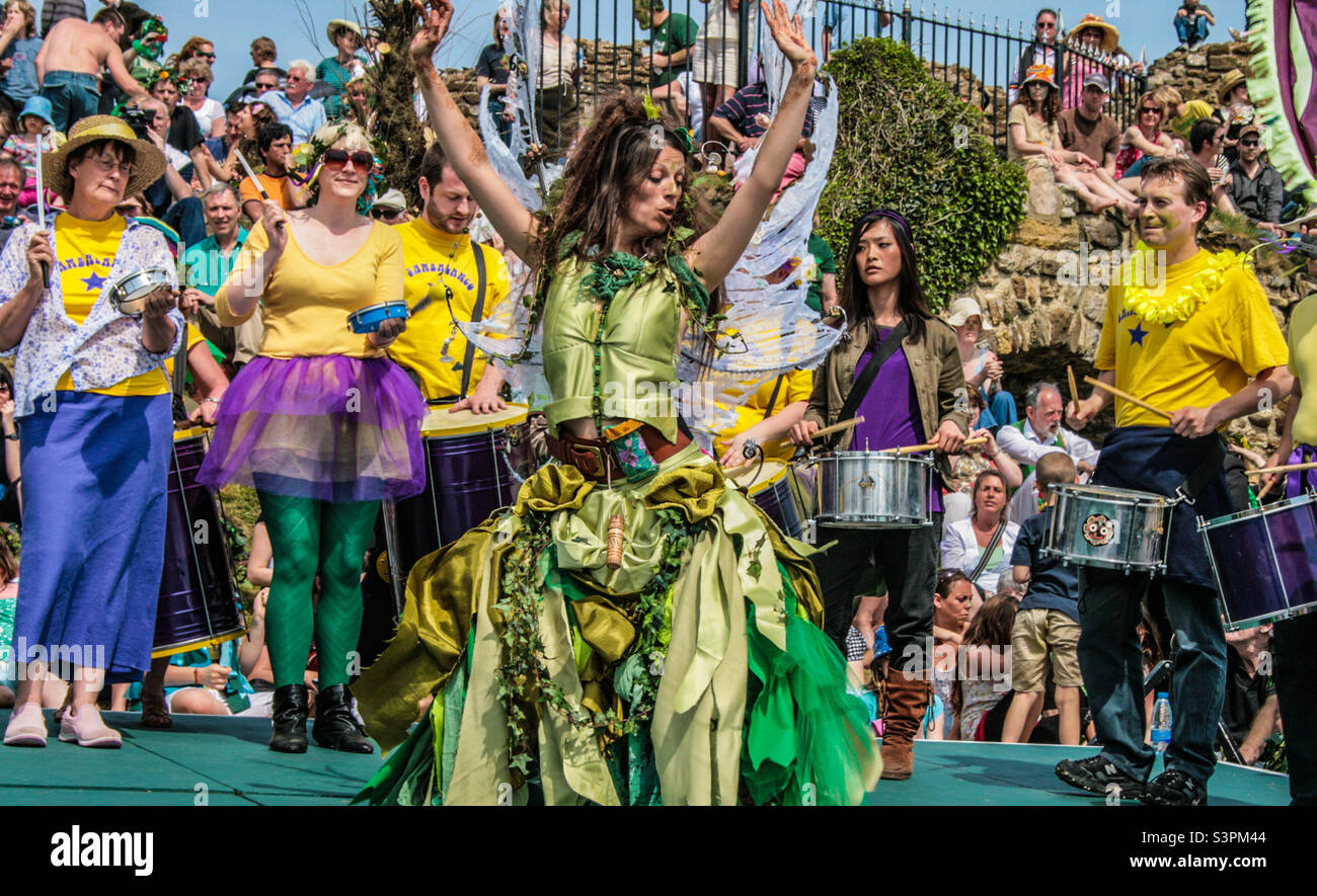 Une danseuse se produit sur scène avec le groupe de sambalanco au Jack Hastings traditionnel dans les festivités vertes. Royaume-Uni, mai 2008 - Image de stock capturée avec un smartphone