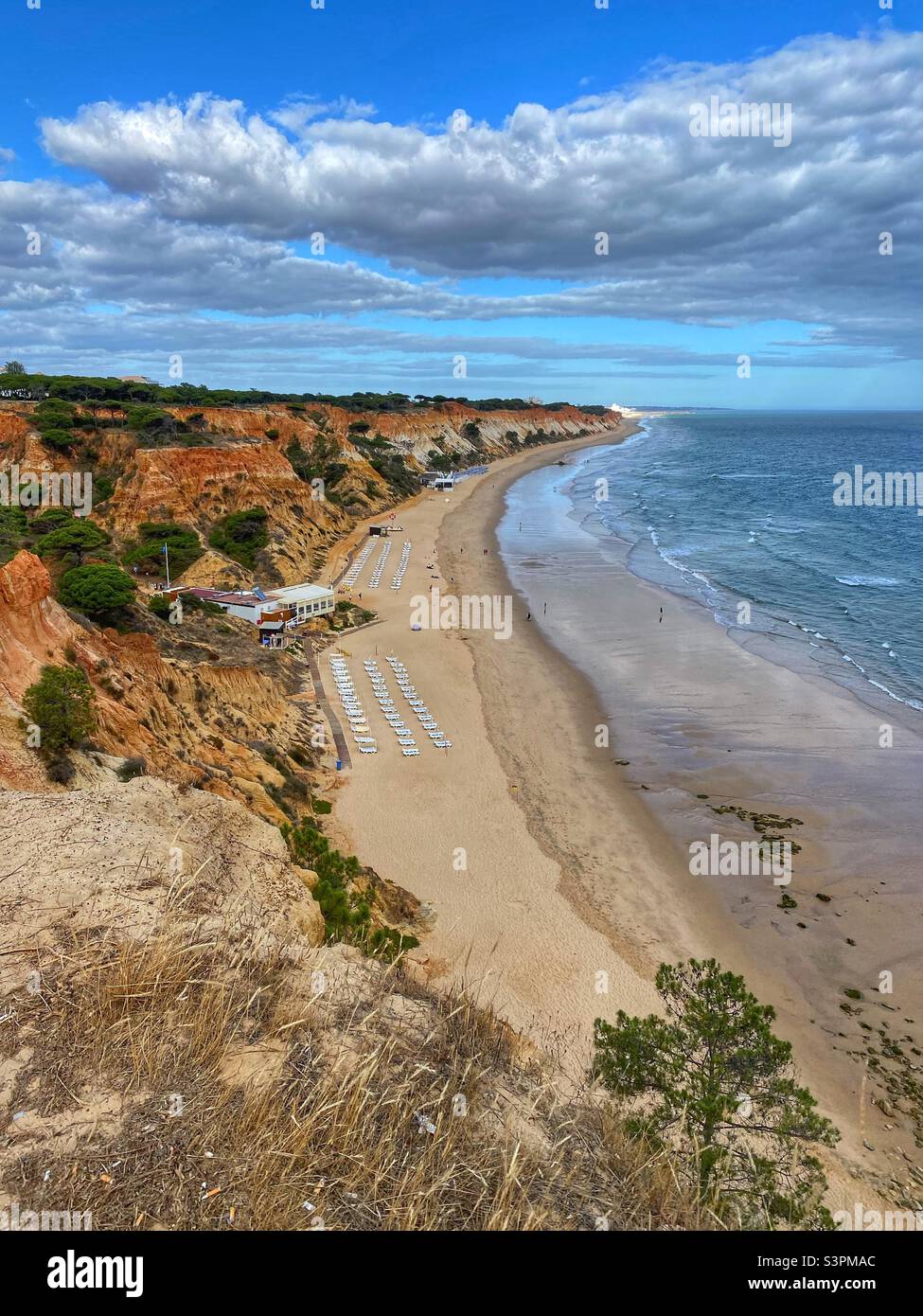 Vue sur la plage et les falaises de grès de l'Algarve, Portugal. Banque D'Images