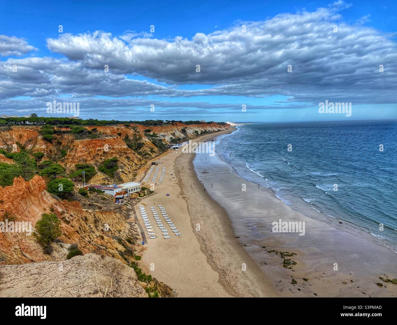 Vue panoramique sur la plage et les rochers de grès de l'Algarve, Portugal. Banque D'Images