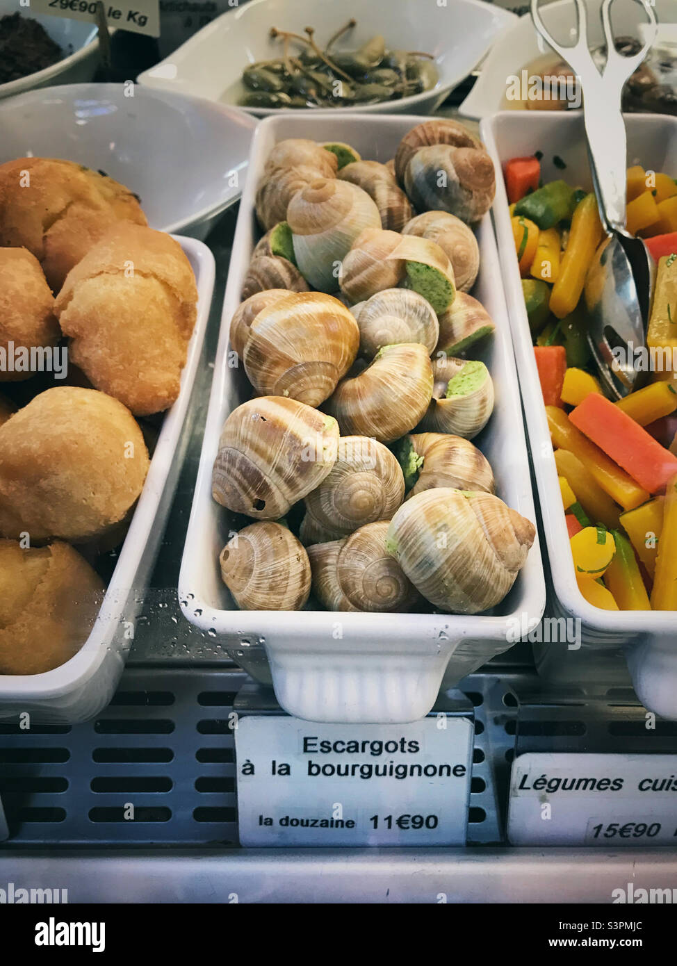 Escargots à vendre sur un marché alimentaire parisien - Image de stock capturée avec un smartphone