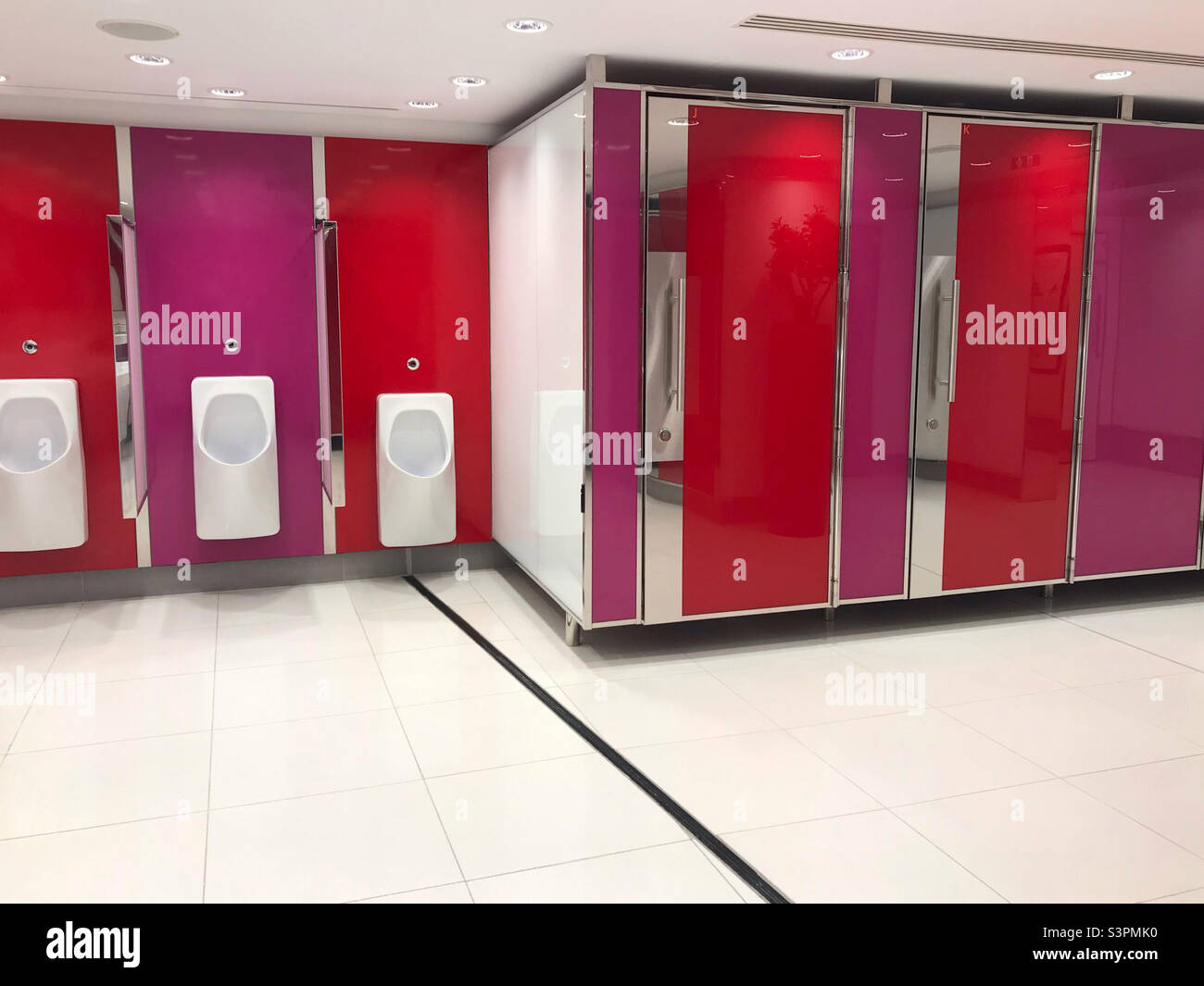 Toilettes modernes pour hommes à l'aéroport Charles de Gaulle, Paris Banque D'Images