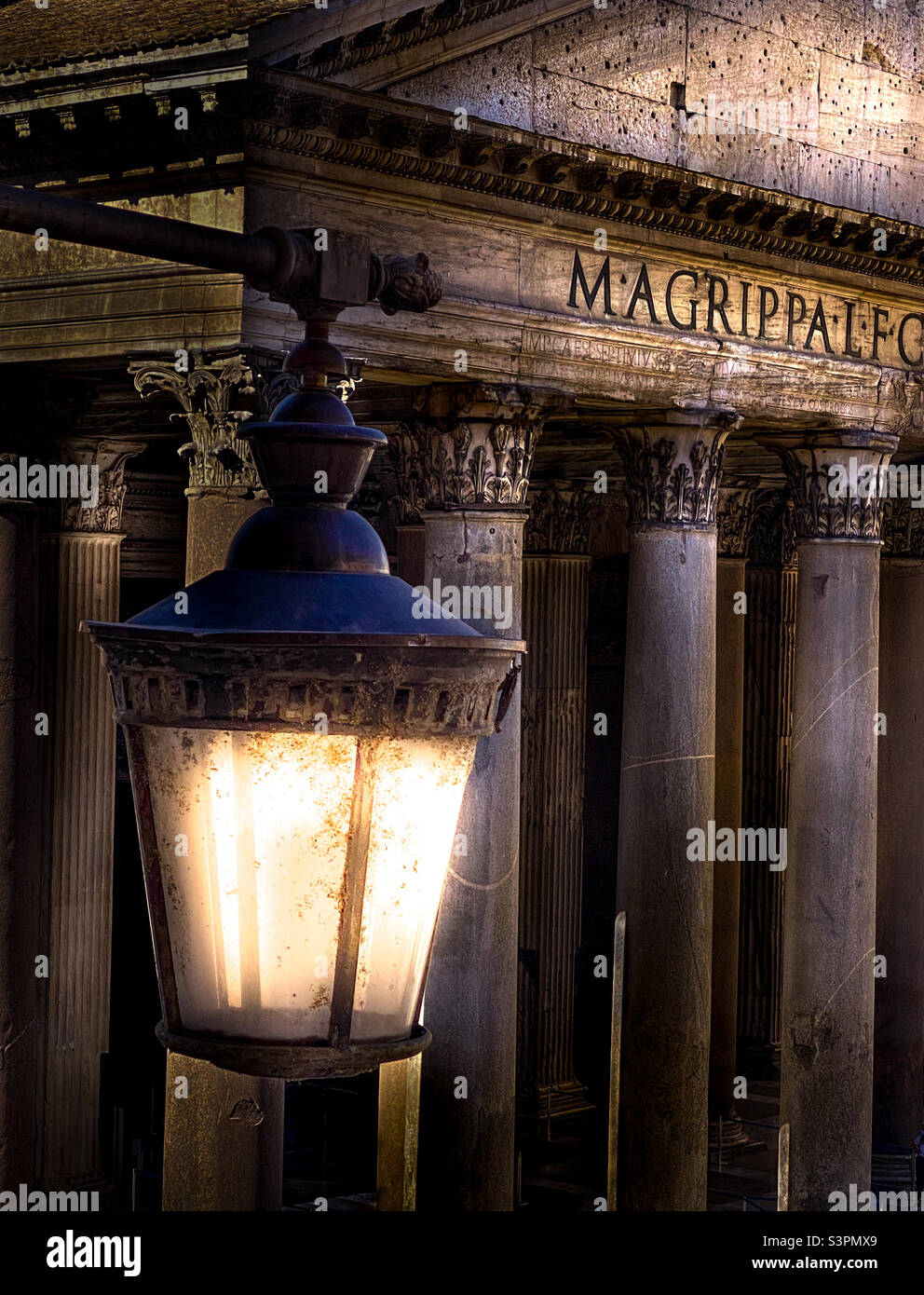Lumière du soir sur le portique du Panthéon historique de Rome, Italie Banque D'Images